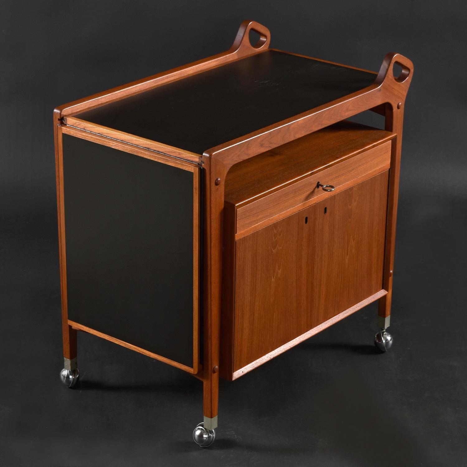 Locking Danish Teak Expanding Top Bar Cart Server by Dyrlund on Casters In Good Condition In Chattanooga, TN