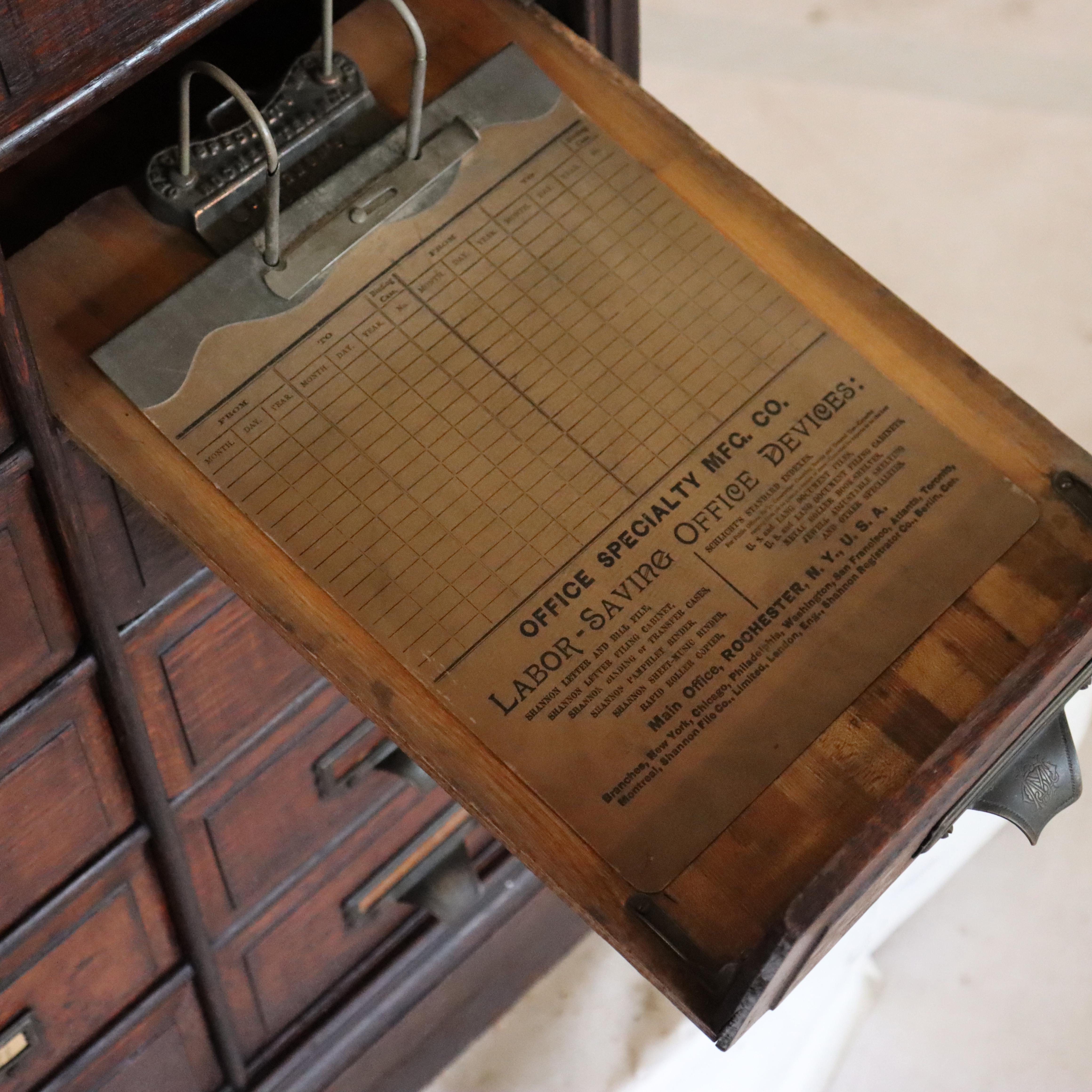 Locking Office Specialty Mfg, Rochester NY Oak 32-Schublade Country Store Cabinet im Angebot 1