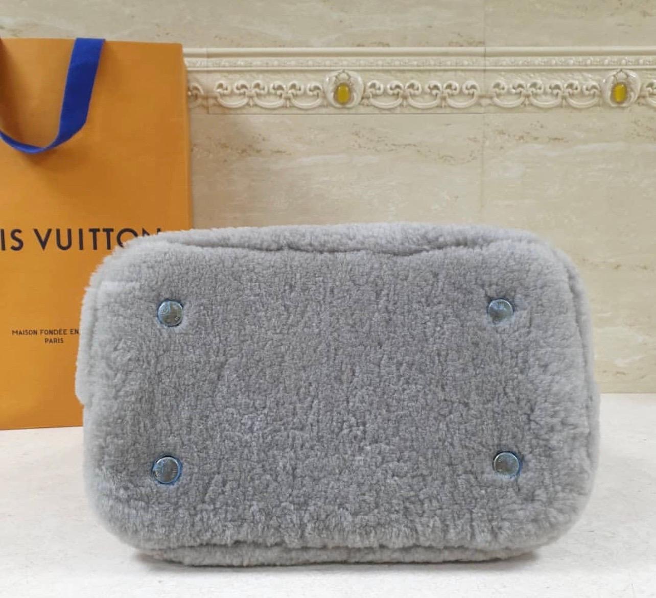 Louis Vuitton Lockit Pulsion Graue Shearling Umhängetasche Damen im Angebot