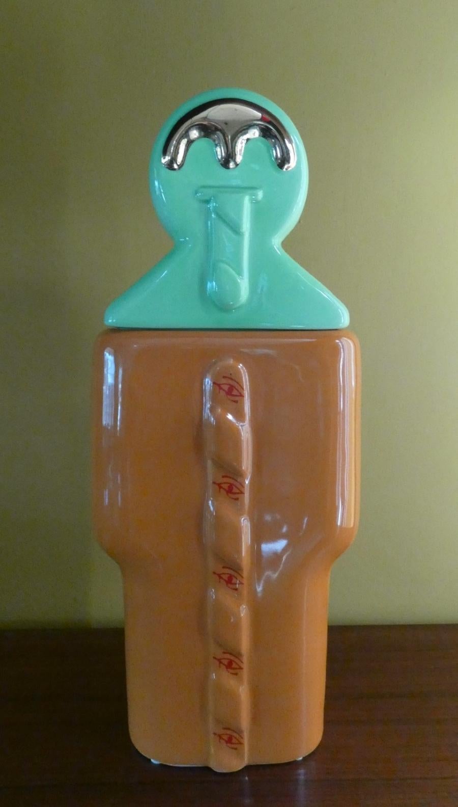 Ces magnifiques potiches, entièrement réalisées et peintes à la main, ont d'abord pris forme dans les rêves de Cleto Munari et Lorenzo Zanovello. Il a ensuite été réalisé dans l'atelier de céramique Stylnove Ceramiche, situé à Nove, dans la province