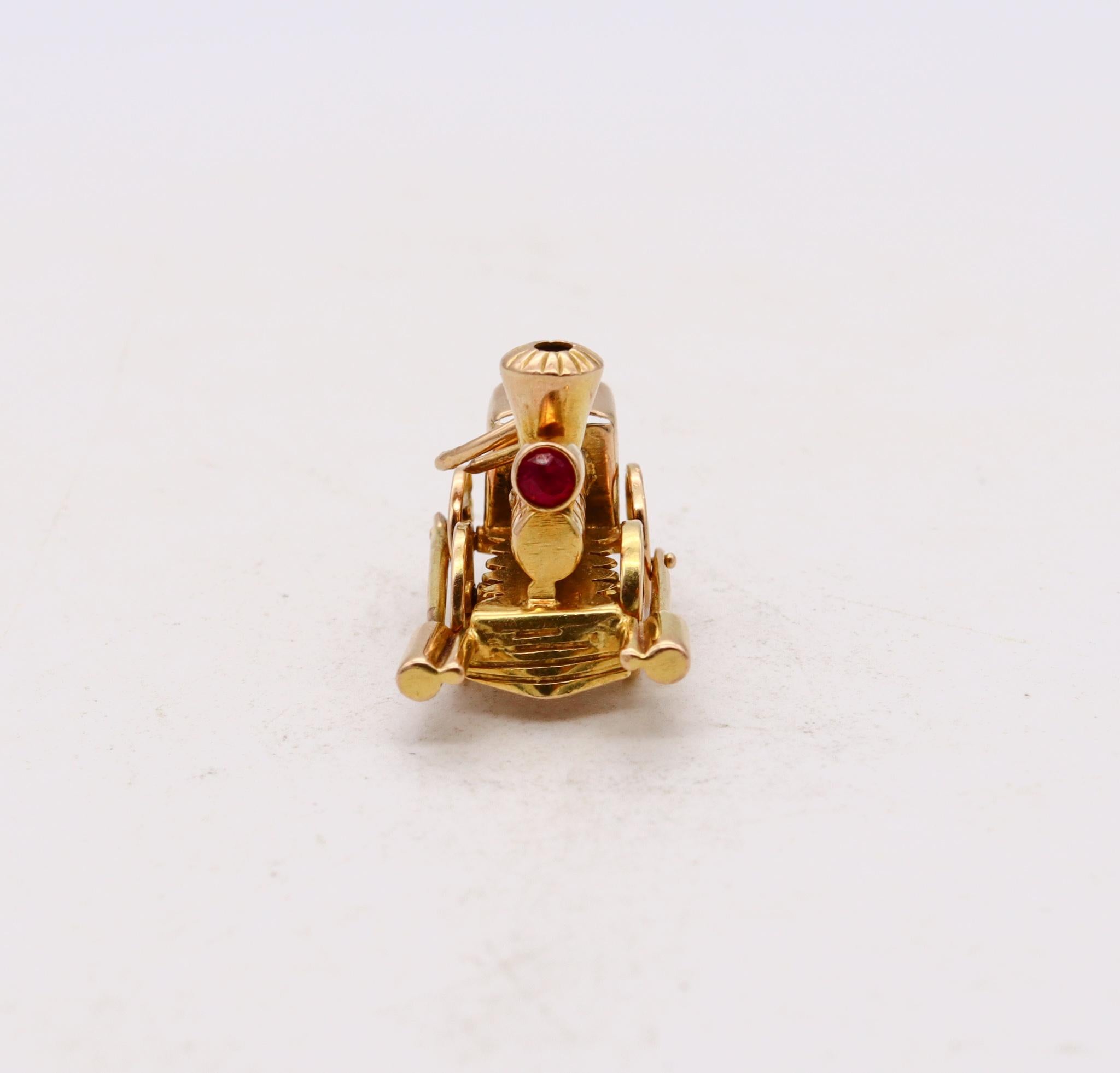Taille brillant Breloque en forme de train avec pièces mécaniques amovibles en or massif 18 carats et rubis en vente