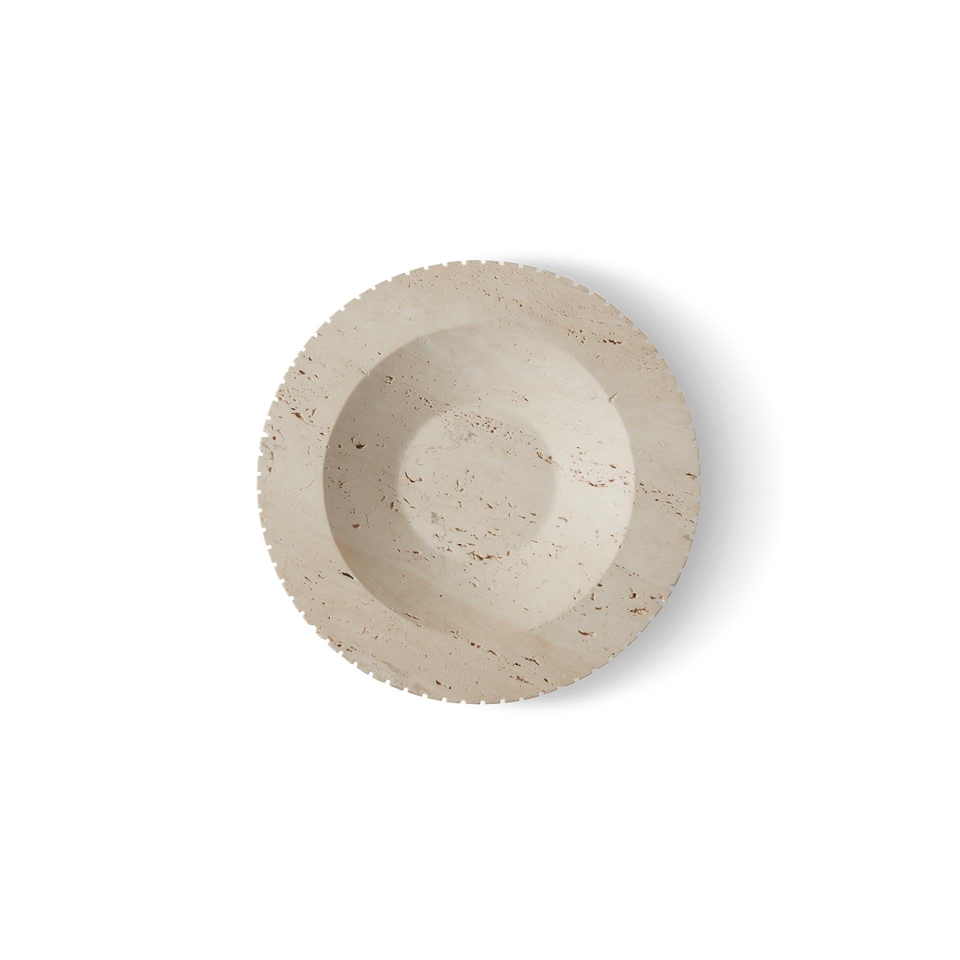 Le bol Locus est un modèle moderne inspiré des techniques traditionnelles de sculpture sur pierre. Un bol décoratif, aux proportions élégantes et exceptionnellement travaillé avec des rainures autour du bord extérieur comme une expression graphique