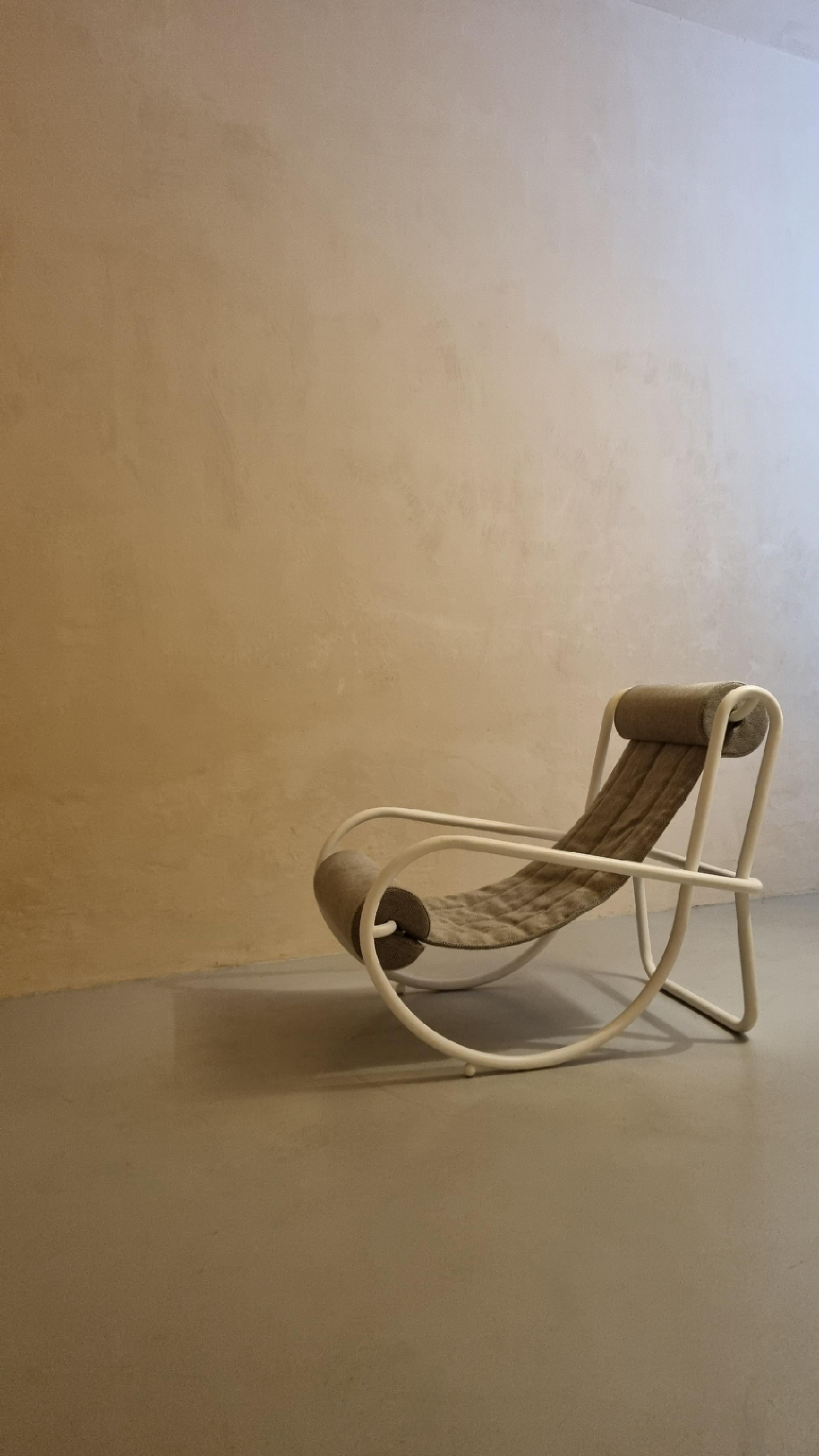 Locus Solus Sessel, entworfen von Gae Aulenti für Poltronova 1964.
Eine erste Produktion in ausgezeichnetem Zustand, restauriert.
Struktur aus lackiertem Metall, Leinen, Polyurethan-Polsterung.
Einige Jahre nach der Veröffentlichung des Buches von