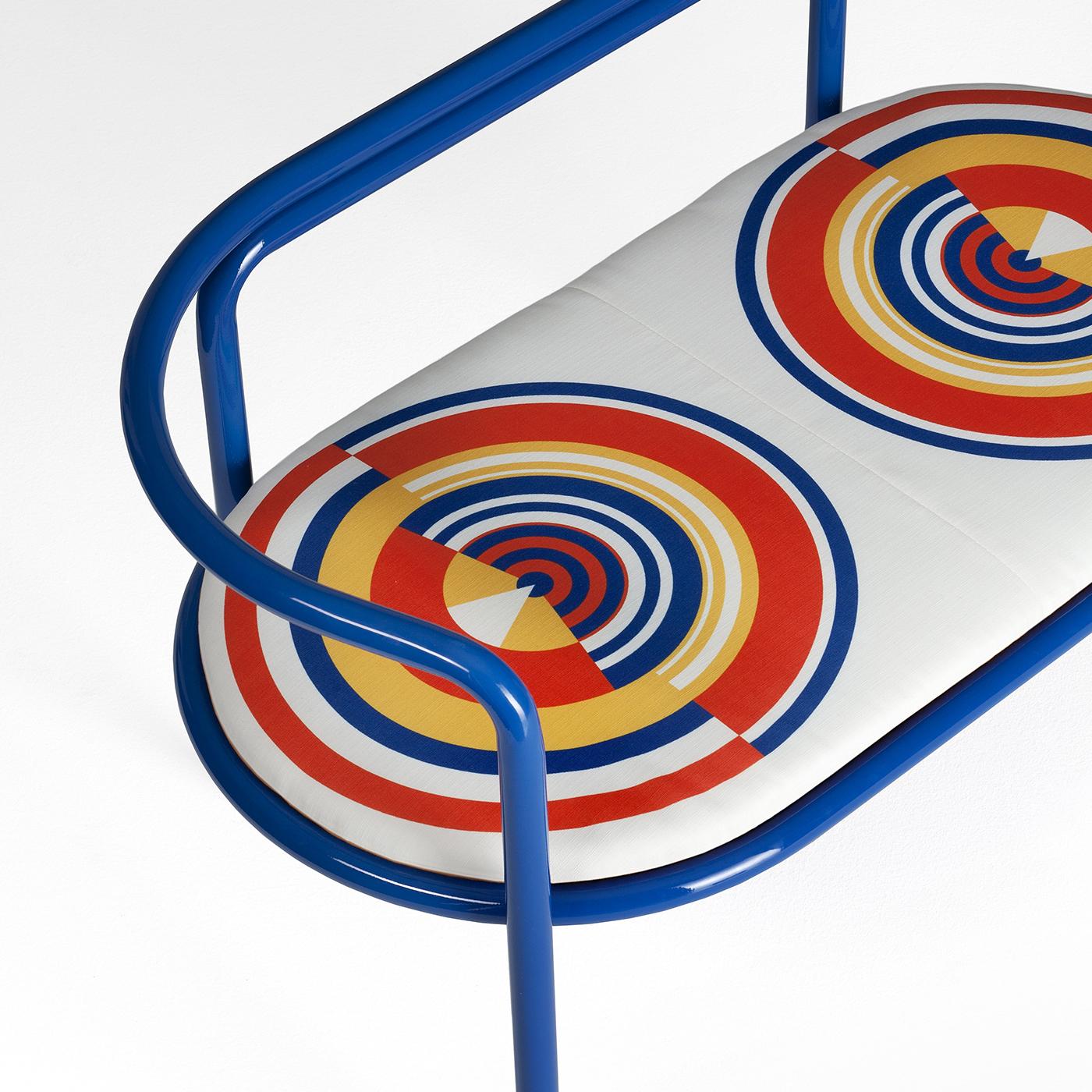 Conçue pour l'extérieur mais convenant parfaitement à un intérieur moderne et éclectique, les couleurs audacieuses et les lignes modernes de cette causeuse ajouteront de la vivacité et de la personnalité à tout patio, jardin ou véranda. La