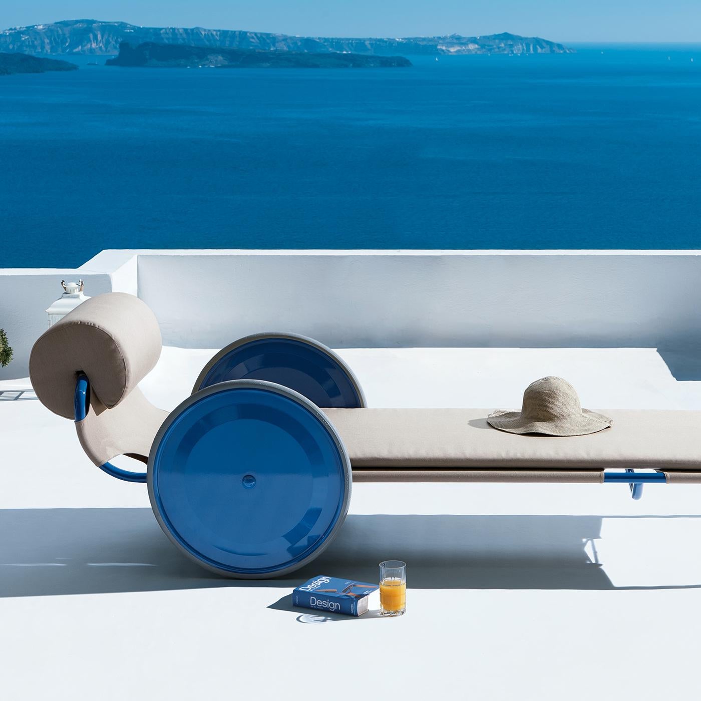 Echoing Gae Aulenti's architectural work and penchant for color, this sun lounger will help create a colorful atmosphere in a modern and eclectic garden, patio and pool area. Part of the iconic Locus Solus collection designed in 1964, the linear