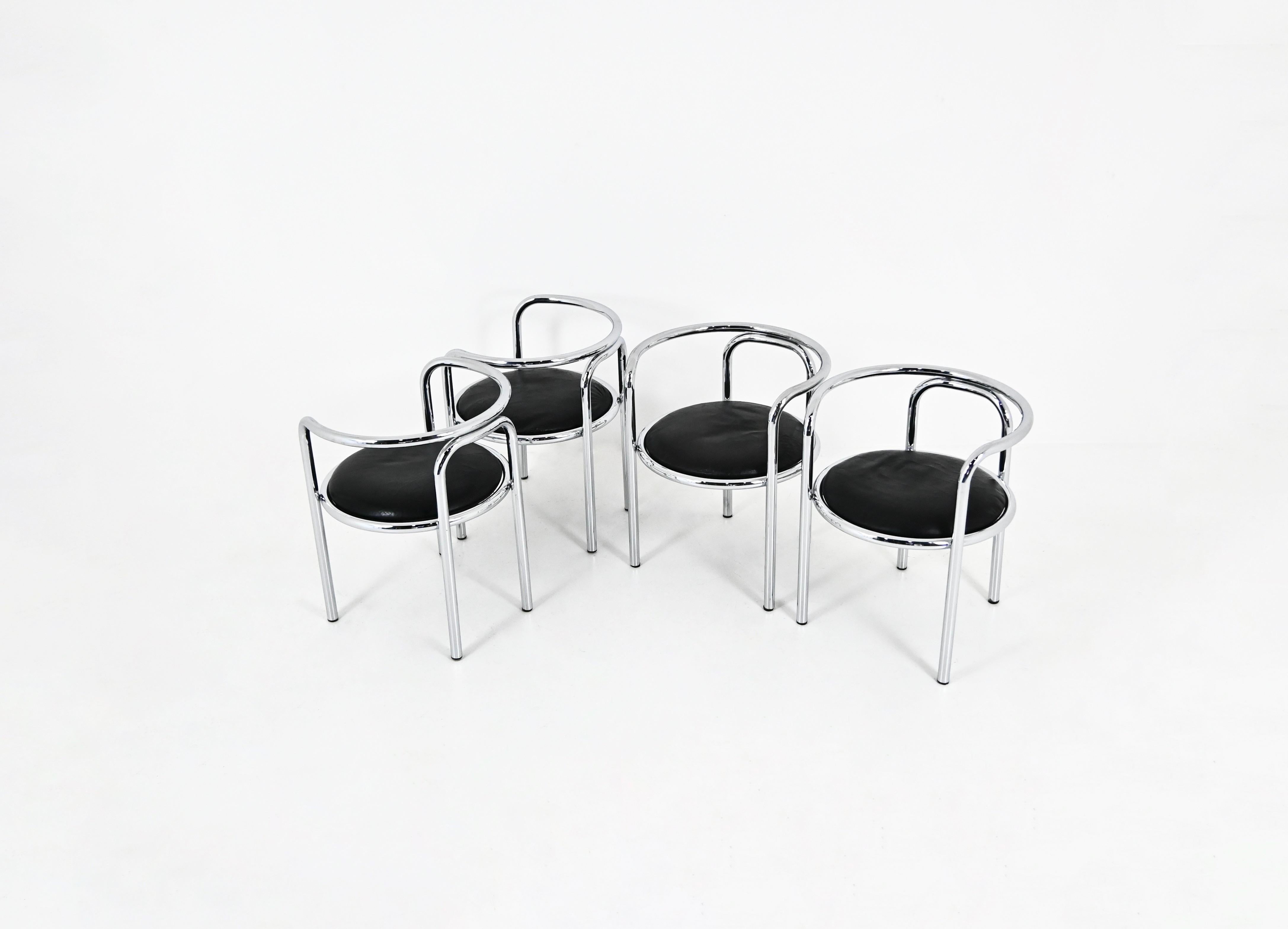 Ensemble de 4 chaises en métal chromé et cuir noir conçues par Gae Aulenti dans les années 60. Modèle : Locus Solus. Hauteur du siège : 42 cm. Usure due à l'âge et au temps des chaises.
POUR L'EXPÉDITION, NOUS CONSULTER POUR OBTENIR LE MEILLEUR PRIX
