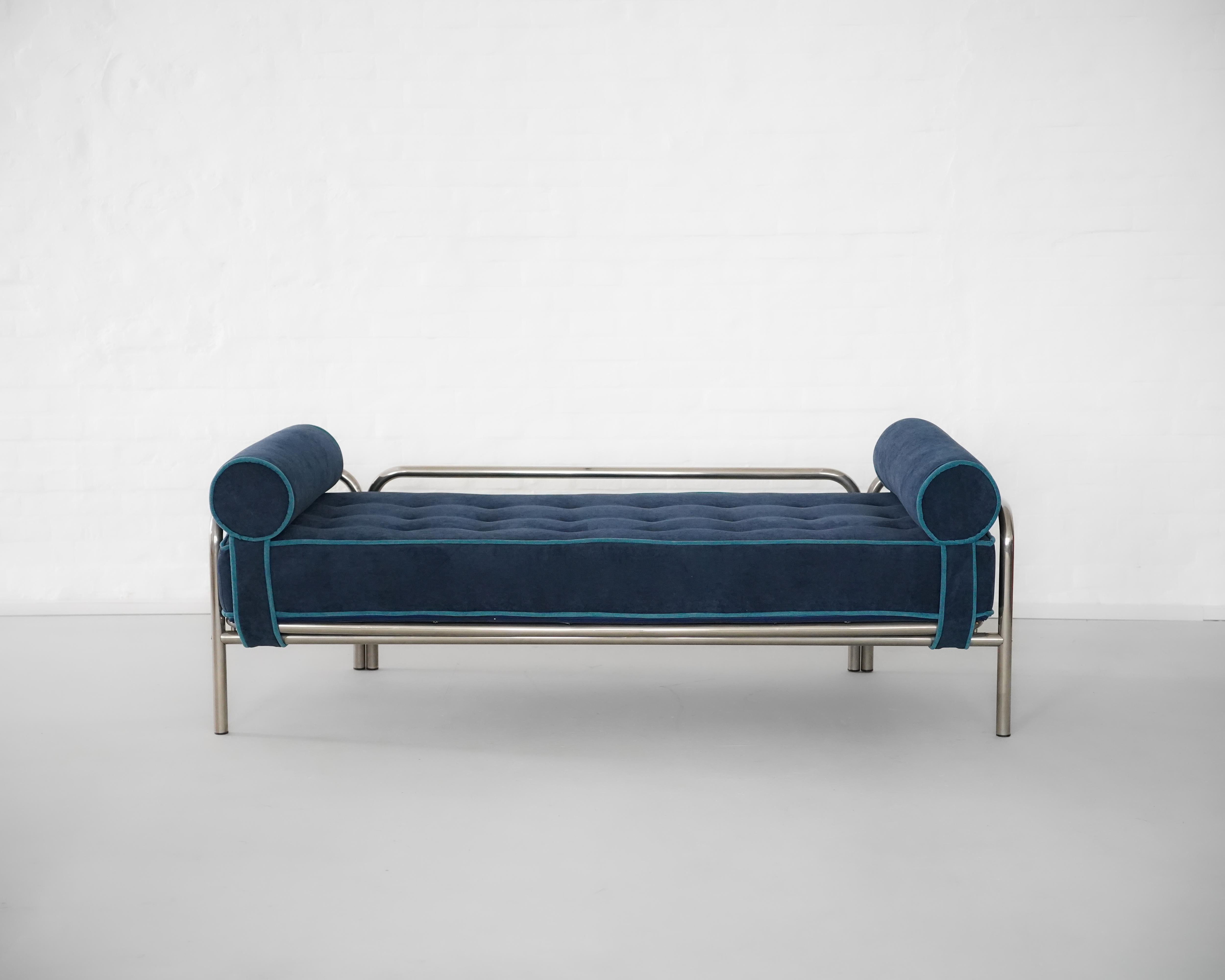 Il letto da giorno Locus Solus, progettato nel 1964 dall'influente architetto e designer italiano Gae Aulenti per Poltronova, è un esempio lampante del design d'avanguardia degli anni '60. Con la sua struttura in tubolare d'acciaio e l'estetica