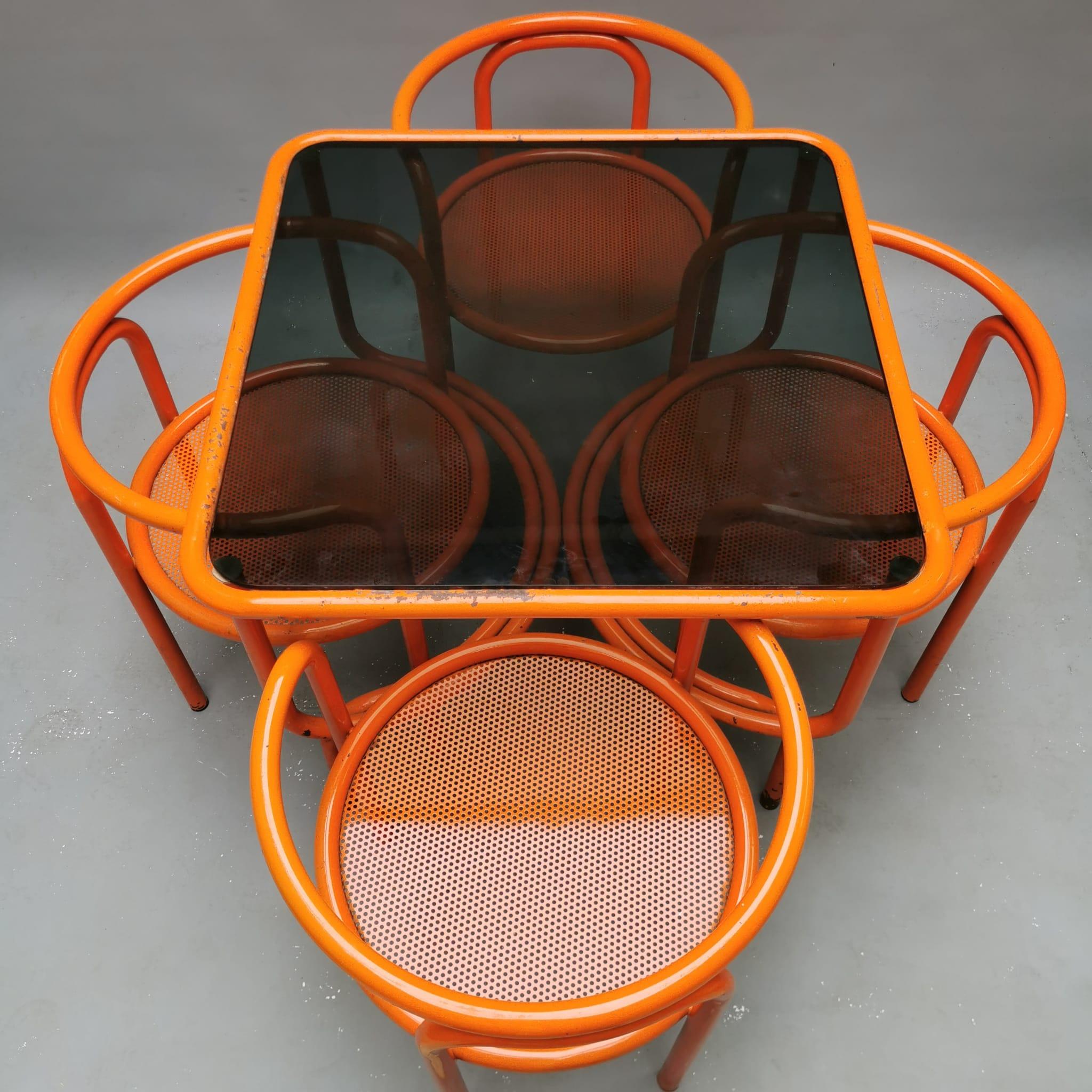 Postmoderne Locus Solus, Gae Aulenti, set orange avec 4 chaises en vente