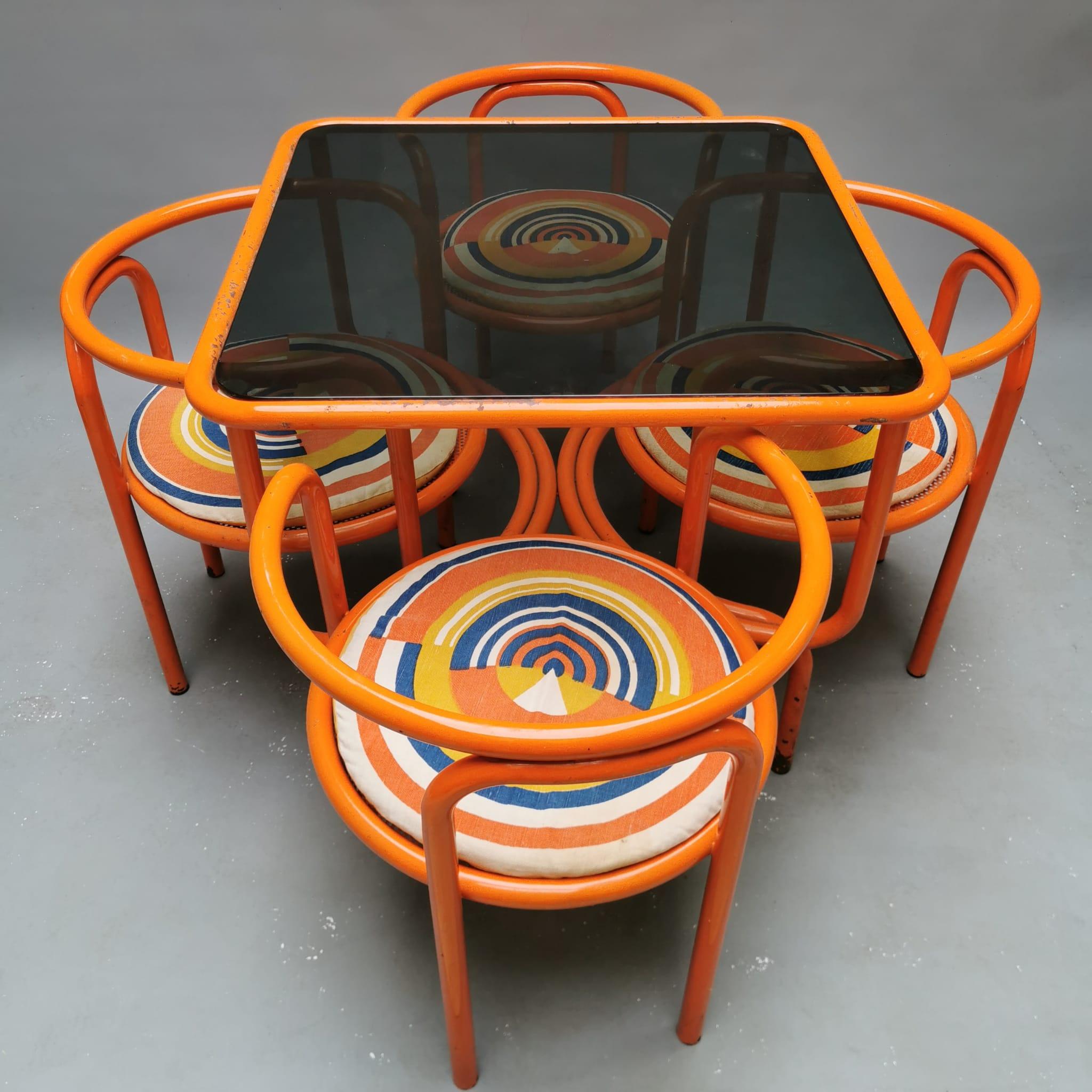 Aluminum Locus Solus, Gae Aulenti, Orange Set with 4 Chairs For Sale