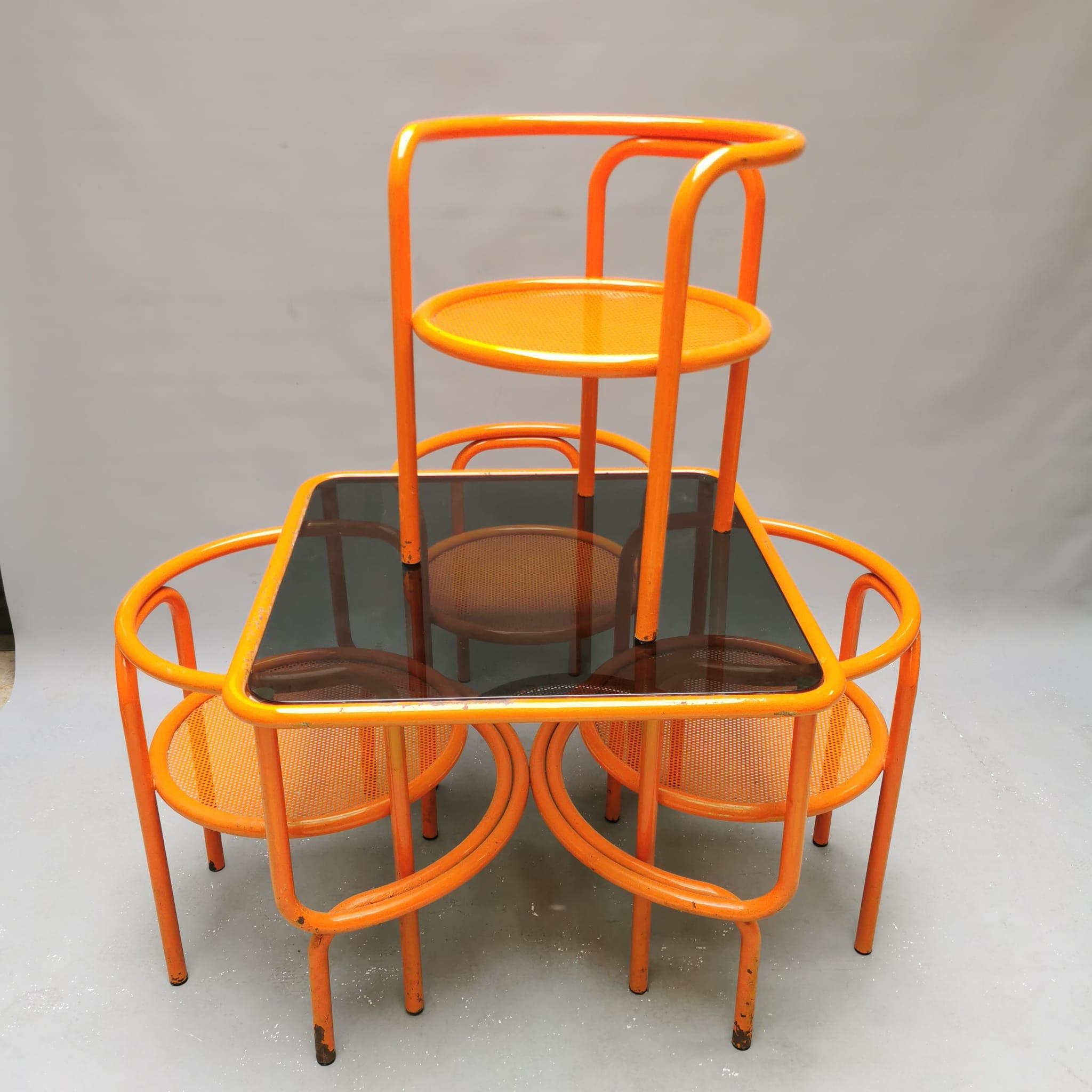 Locus Solus, Gae Aulenti, Orange Set with 4 Chairs For Sale 1