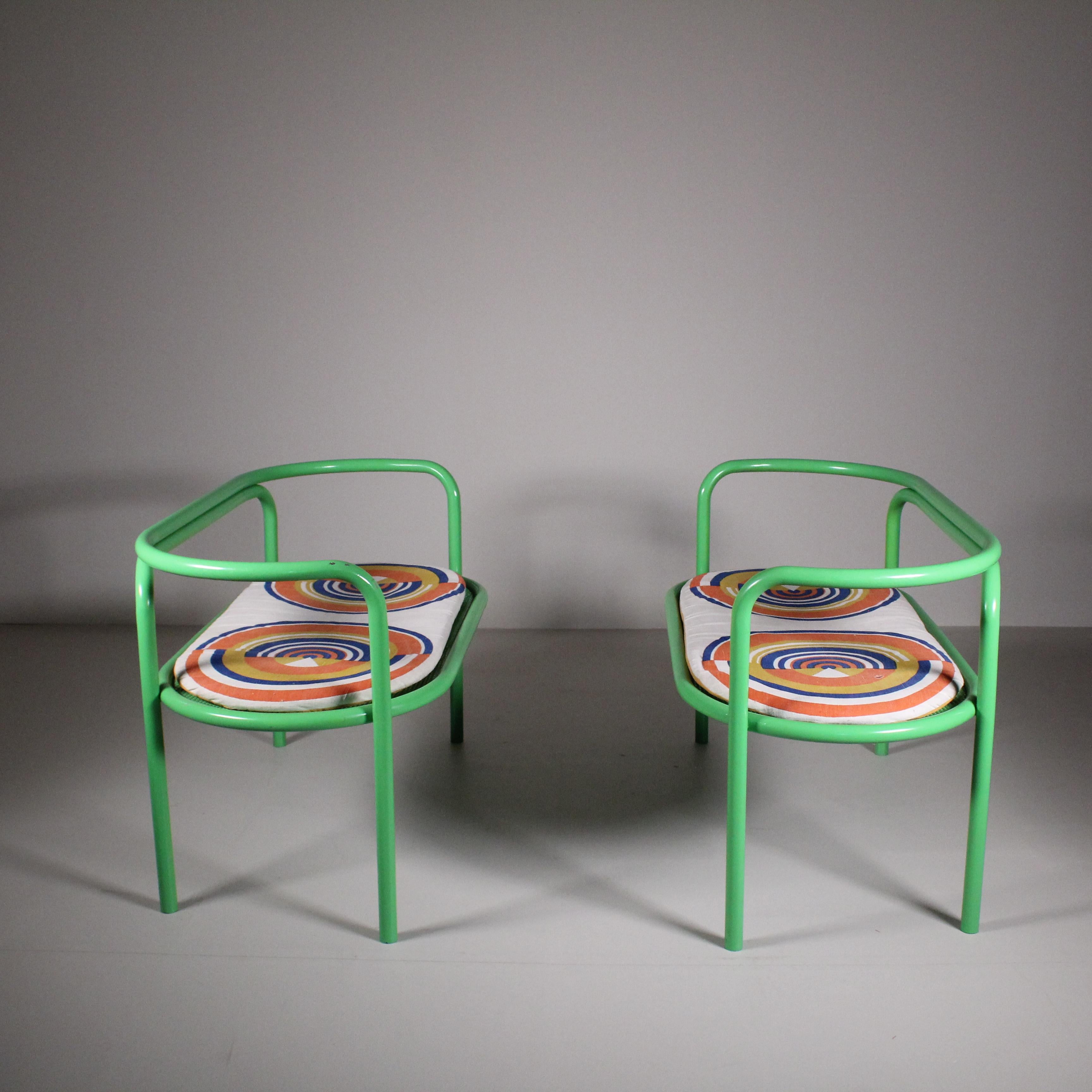 Made of steel and fabrics with original and unprecedented patterns, Locus Solus is a reissue of a collection designed by the unpredictable flair of Gae Aulenti in 1964. The retro design of the circular lines envelops any room with a touch of