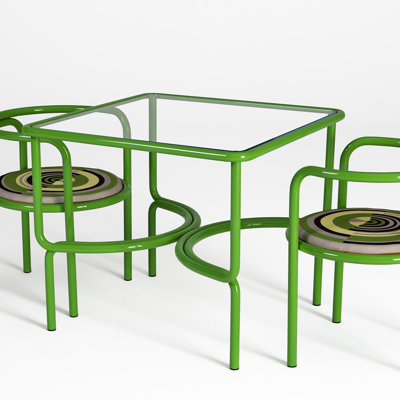 Marked by a streamlined silhouette, this chair makes an indispensable addition to any outdoor area, bringing a functional element with a colorful soul. The bright green tubular steel structure provides the perfect frame for the round padded seat