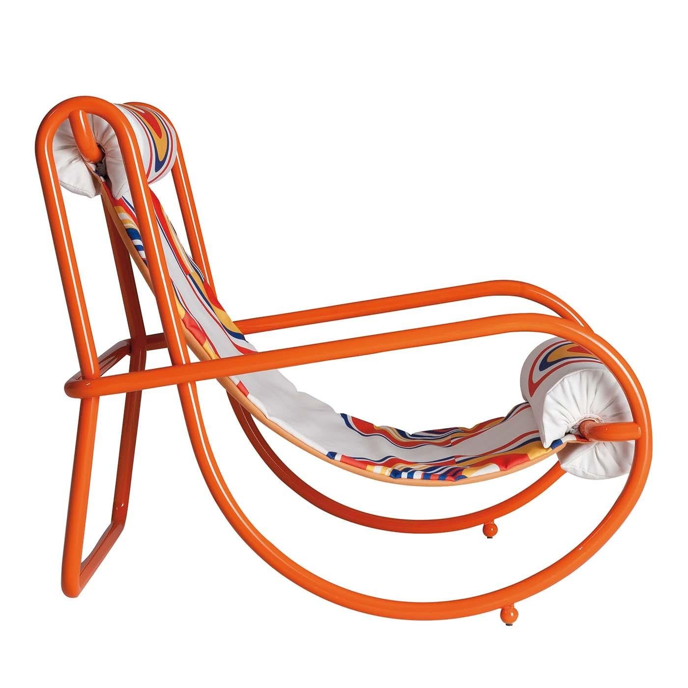 Faisant écho au traditionnel rocking-chair en bois incurvé, ce fauteuil unique transformera n'importe quel cadre extérieur en une expérience exceptionnelle d'esthétique et de fonctionnalité. La silhouette sinueuse et les volumes voluptueux de ce