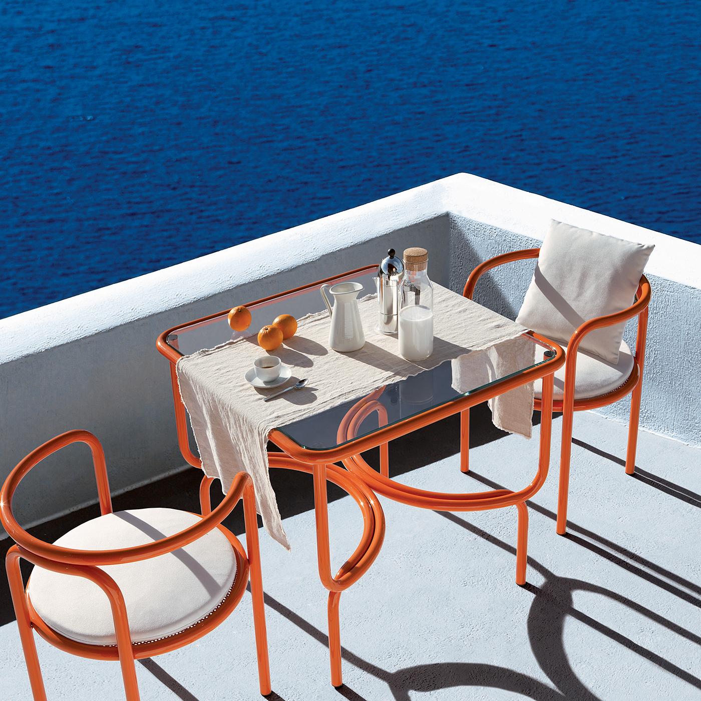 Dieser Stuhl aus der Locus Solus Collection ist das perfekte Stück, um einer Terrasse, einem Garten oder einem Poolbereich Farbe und Persönlichkeit zu verleihen. Er verbindet funktionelles Design mit einer einzigartigen Ästhetik. Das leuchtend