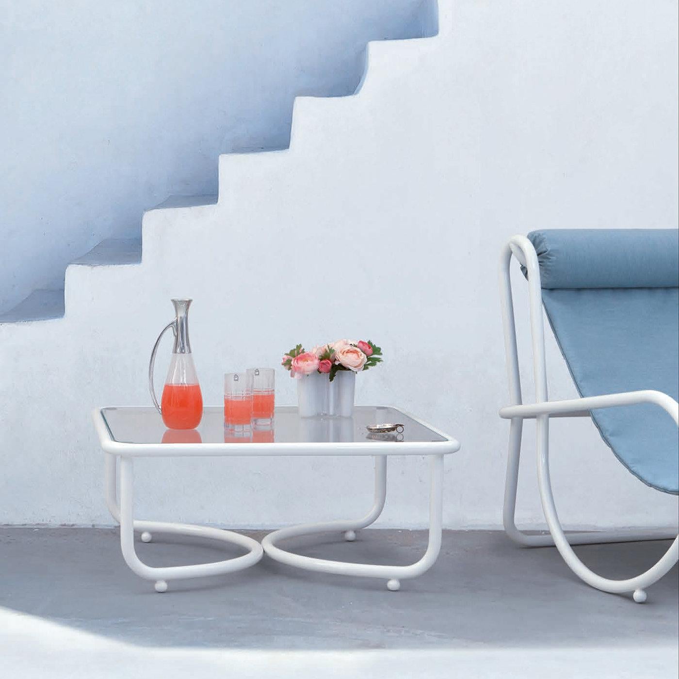 Cette étonnante table basse classique fait partie de la Collectional Solus de Gae Aulenti, qui s'inscrit dans le cadre de l'hommage récemment rendu par Exteta à l'emblématique designer et architecte italien. Les lignes dynamiques et sinueuses du