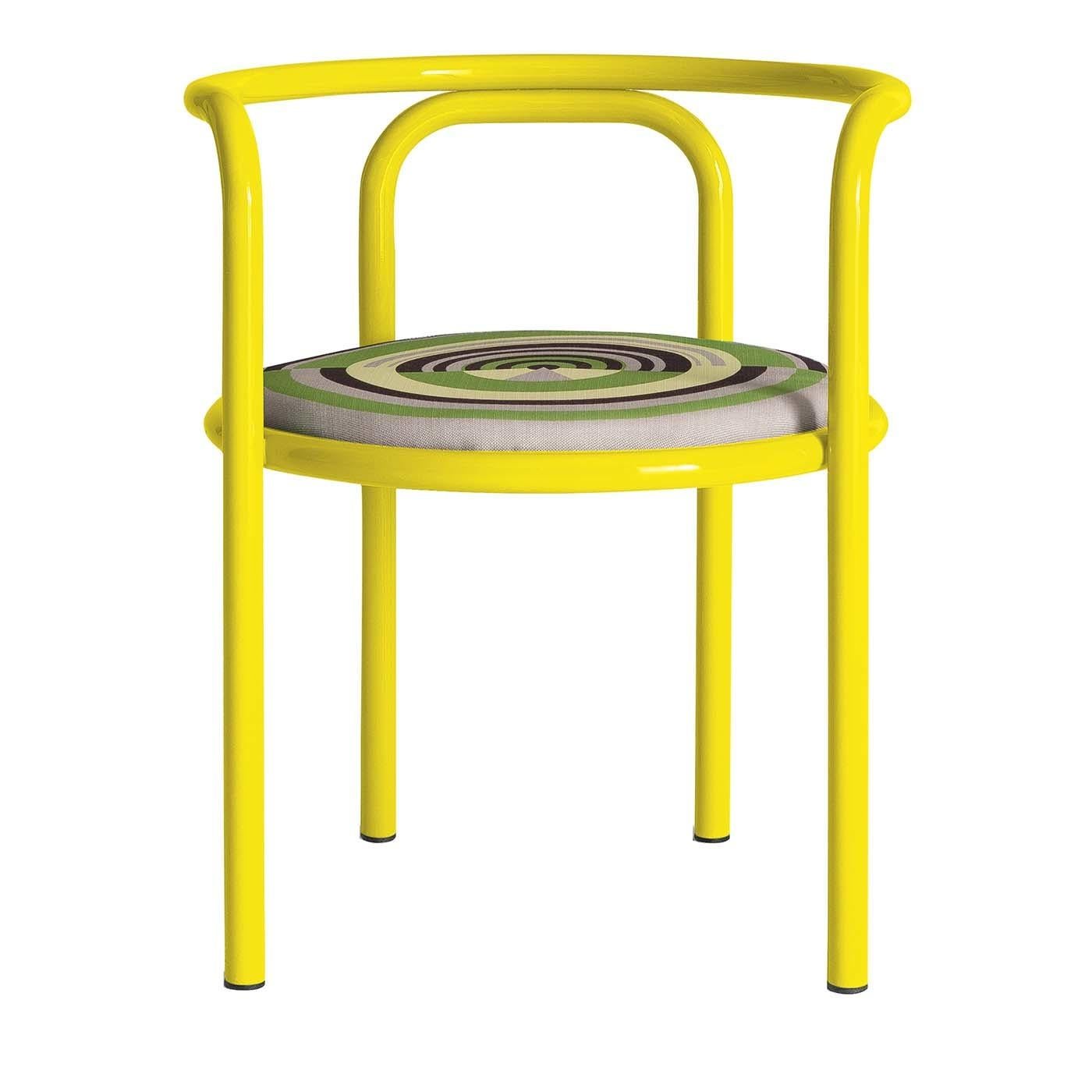 Dieser moderne Stuhl bietet Komfort, Stil und Qualität in einer verspielten und farbenfrohen Silhouette, die sich für jeden Außenbereich eignet. Die ursprüngliche Locus Solus Collection von Gae Aulenti aus dem Jahr 1964, die 2016 von Exteta neu