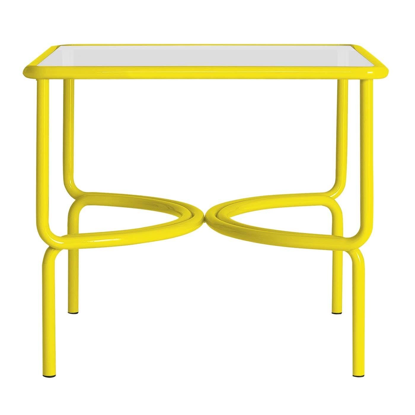 Dieser farbenfrohe, eklektische und moderne Esstisch aus der Locus Solus Collection'S von Gae Aulenti aus dem Jahr 1964 besteht aus einem Stahlrohrgestell in leuchtendem Gelb. Die Beine verleihen der geradlinigen Silhouette eine dynamische Bewegung