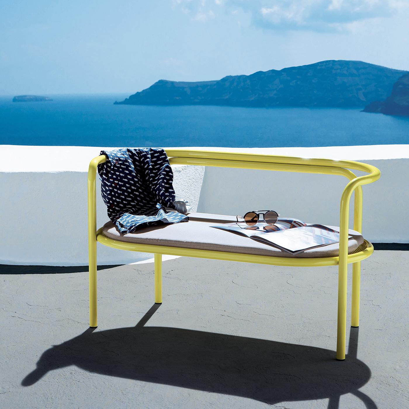Part of a complete outdoor collection designed by Italian architect Gae Aulenti in 1964 and re-introduced by Exteta in 2016, this striking loveseat is characterized by a simple silhouette imbued with bold chromatic aesthetic qualities. The bright