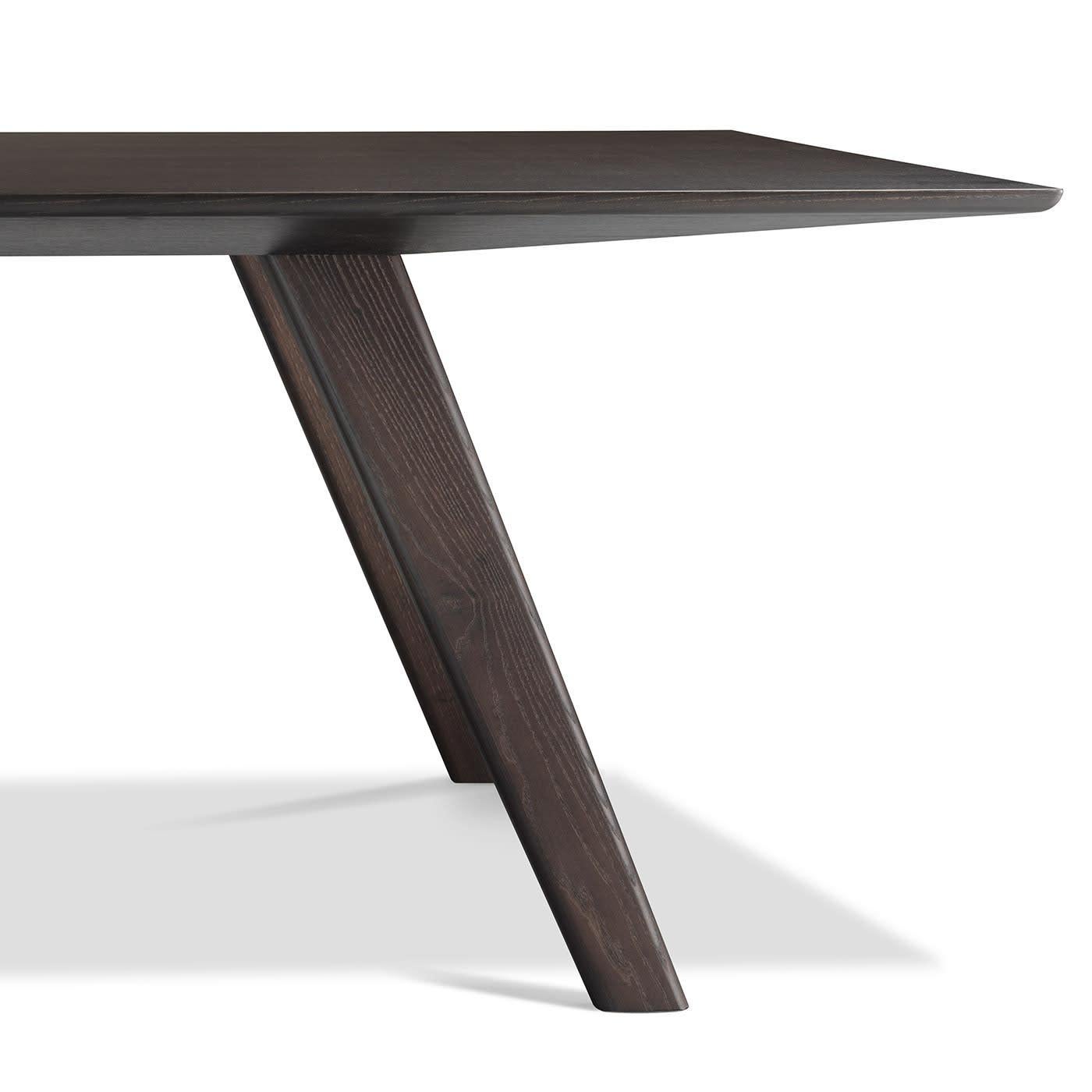 A natural complement to an elegant porch or dining room, this exquisite wooden table impeccably synthesizes minimalism and dynamism. The extra-slanted legs are fitted to a sturdy rectangular top around which to gather with family and friends for a