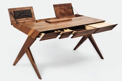 Scrivania in Wood "Locust" con sedia "Nest" di Alexandre Caldas