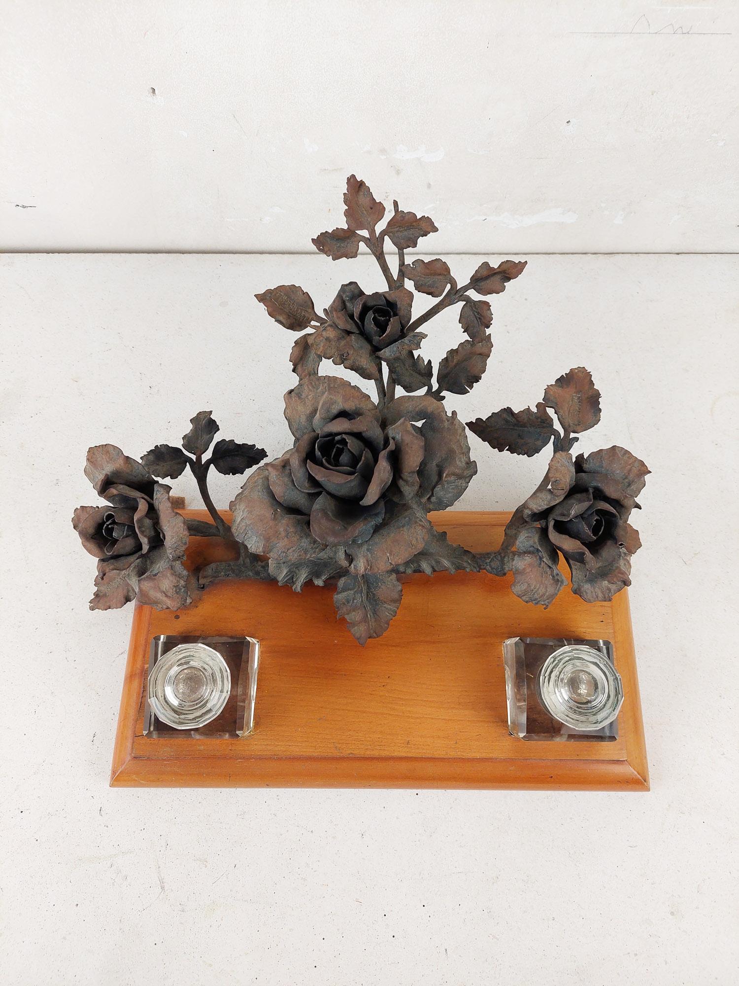 Inkwell holder with wrought iron rose bush, rose branch. Lode van Boeckel (Lodewijk, Louis) ± 1900

Ink jars possible from later date, they do not fit exactly in the holder.

35 x 30 x 19 cm

