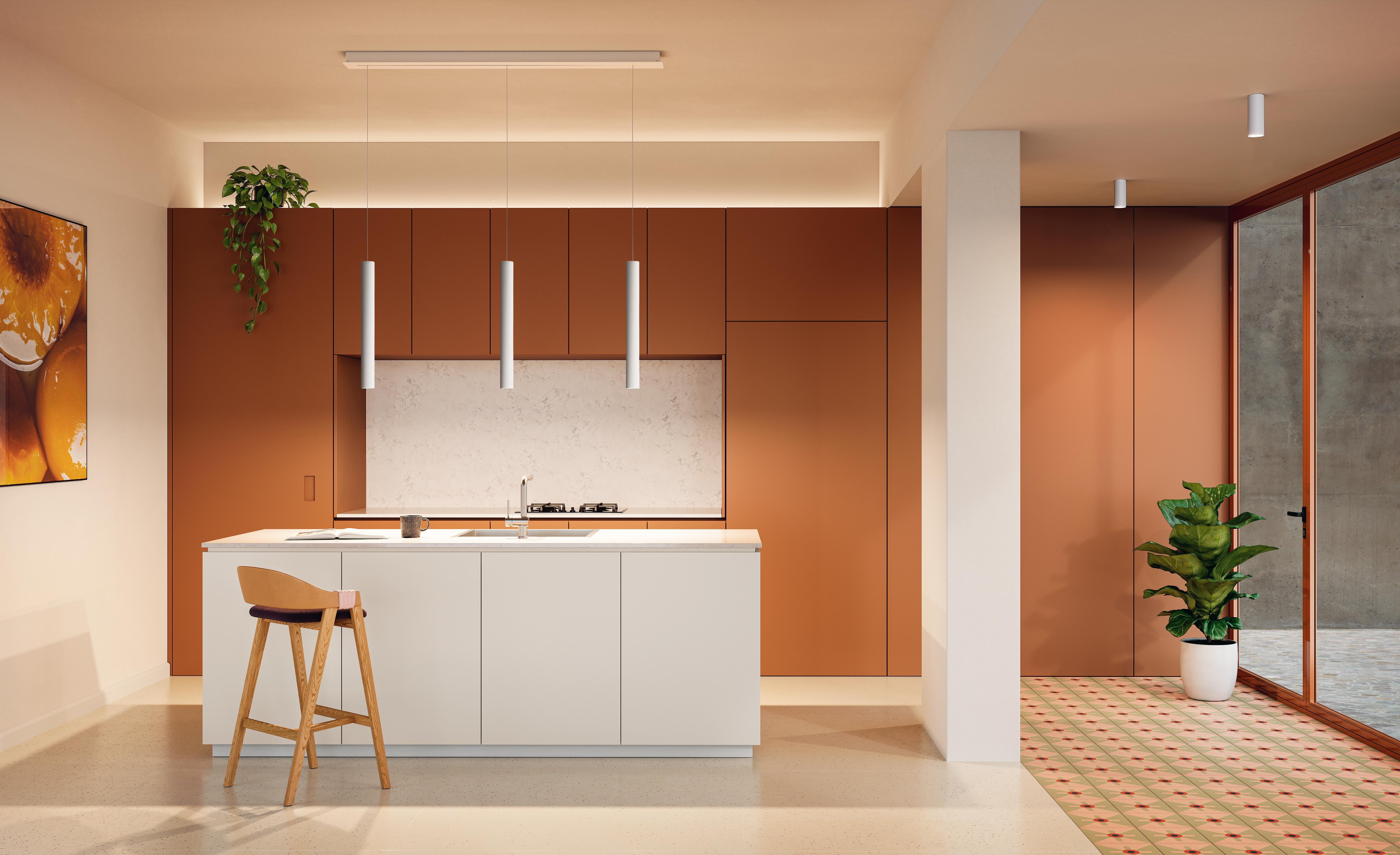 Una forma semplice che porta la luce dove serve, valorizzando lo spazio. Tubolare e sottile, A-Tube è una lampada versatile, disponibile in diverse dimensioni e finiture, che può essere fissata direttamente al soffitto, sospesa singolarmente o