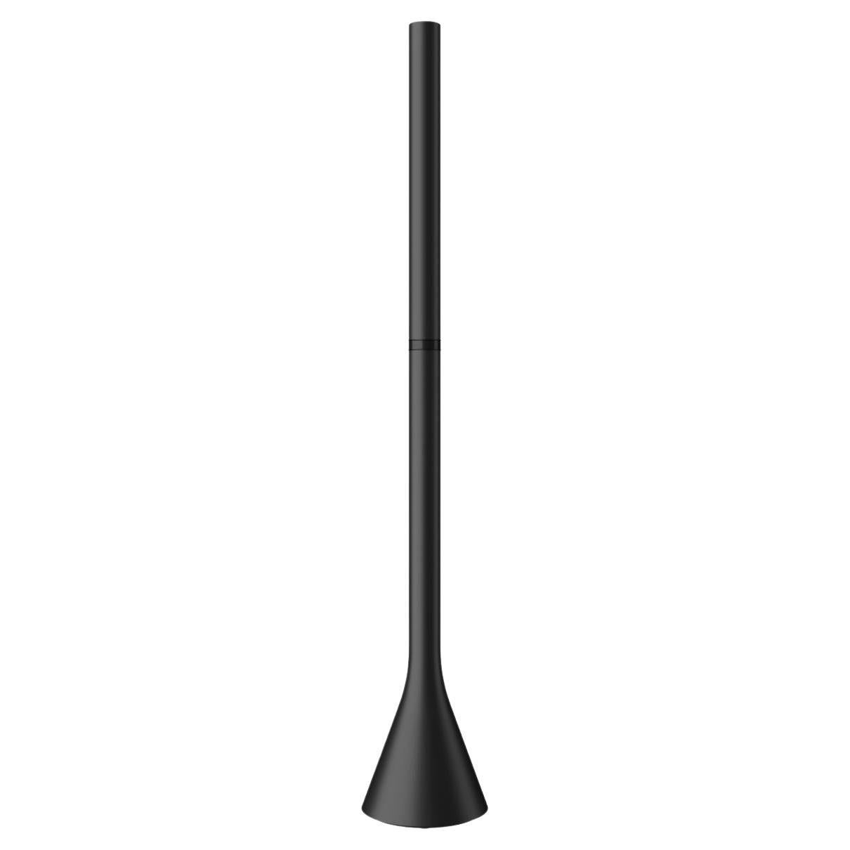 Taking its name from the Italian word for a ‘quaver’ or ‘eighth’, the floor lamp Croma reflects the dynamism of the musical note in its slender frame. In contrast to the classic floor lamp, which typically opens out at the top, Luca Nichetto turned