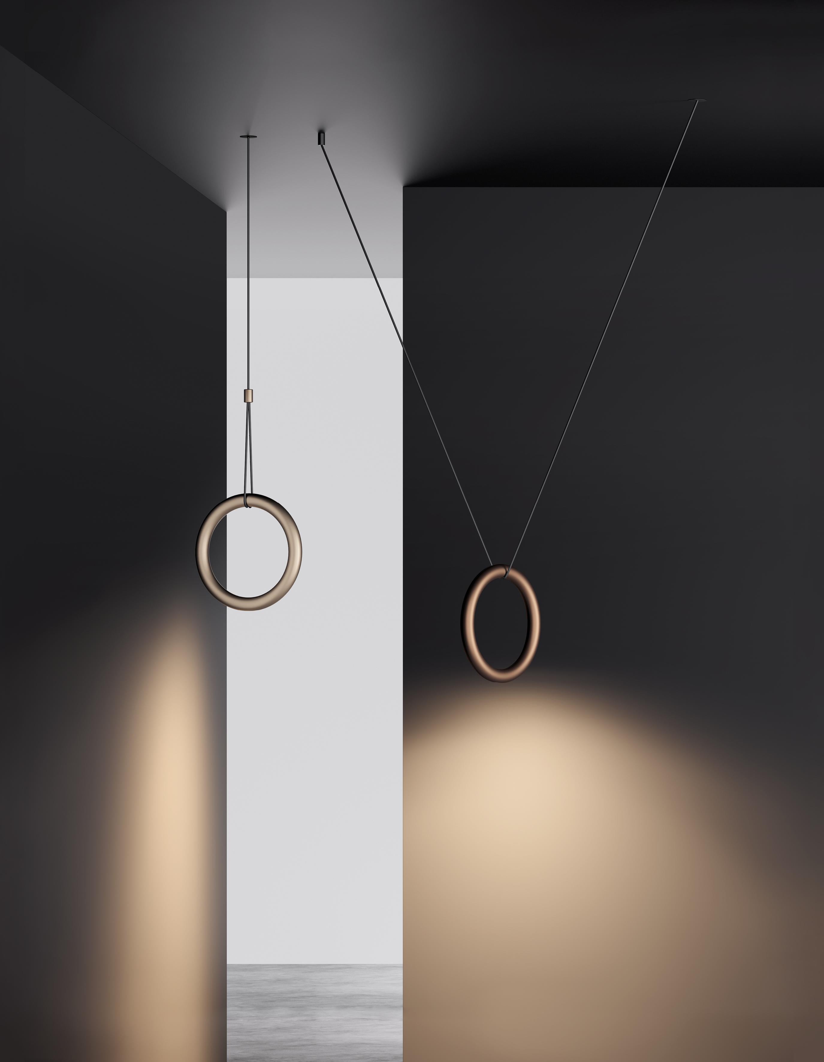 IVY è un pezzo di illuminazione minimale e geometrico composto da un anello appeso a un cavo che alimenta un modulo LED su misura. Progettato con cavi singoli e doppi (rispettivamente IVY I e IVY V), IVY risponde all'esigenza di flessibilità, un