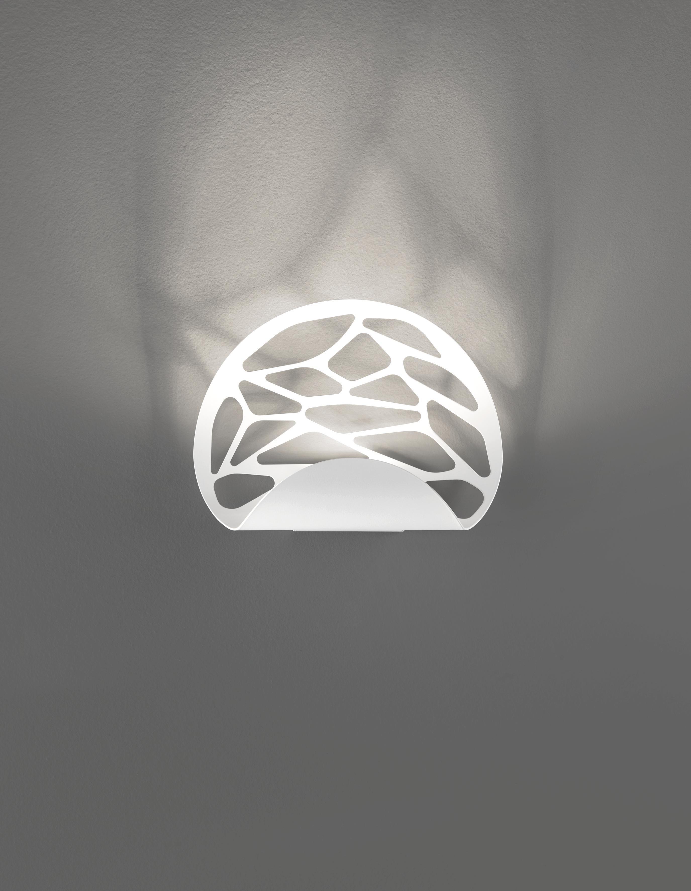 Seductive beauty with a bold personality thanks to the strong and precise laser cuts, which lighten the metal of the lampshade and create an intriguing play of light and shadow. Kelly is a multifaceted family of suspension and wall lamps that stand
