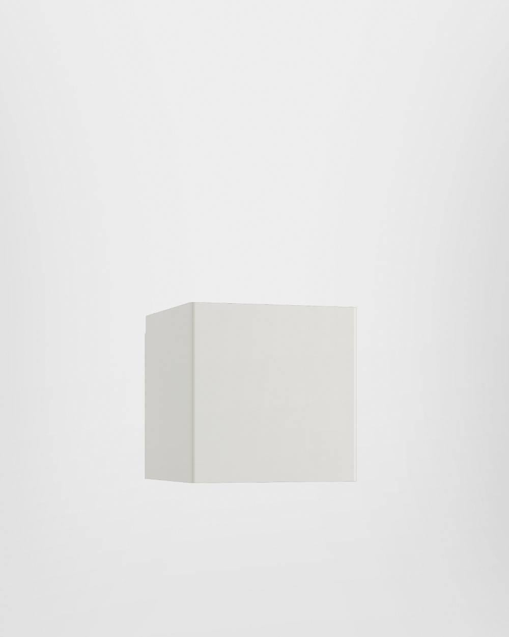 Láser es una luminaria compacta y versátil con forma de caja y un atractivo aspecto arquitectónico. Desde su estructura de acero pintado, disponible en tres acabados diferentes, la fuente de luz LED difunde una luz bidireccional funcional y