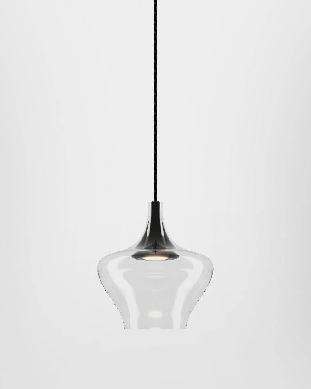 Avec son côté rétro, Nostalgia raconte avec élégance les anciennes pratiques de soufflage du verre en trois formes sinueuses qui peuvent être combinées à volonté. La perfection du verre, la technologie LED innovante et cinq finitions élégantes font
