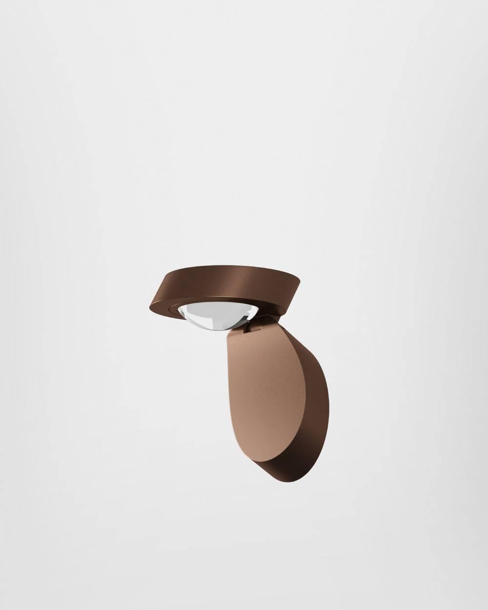 Una lampada compatta e sorprendente dal design semplice e organico, Pin&Up si apre come una conchiglia per offrire una luce brillante e la qualità dell'illuminazione a LED. Una luce che può essere modellata a piacimento grazie alla flessibilità del