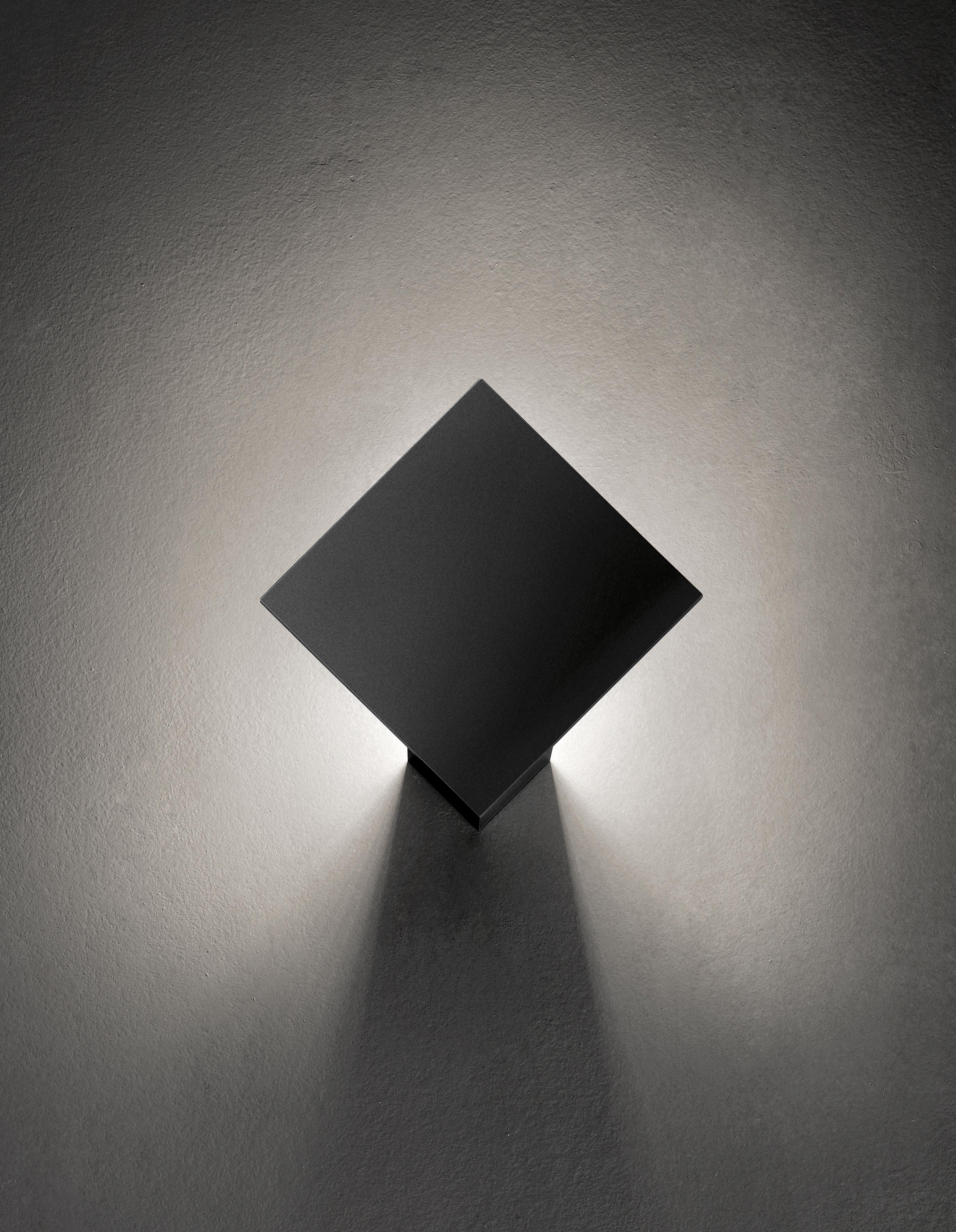 Essential forms in metal, square and rectangular, which seem to disappear in the ceiling or wall. In Puzzle lamps, light becomes the feature element of living spaces, creating soft, geometric effects.

Clean and geometric lines merge with the walls