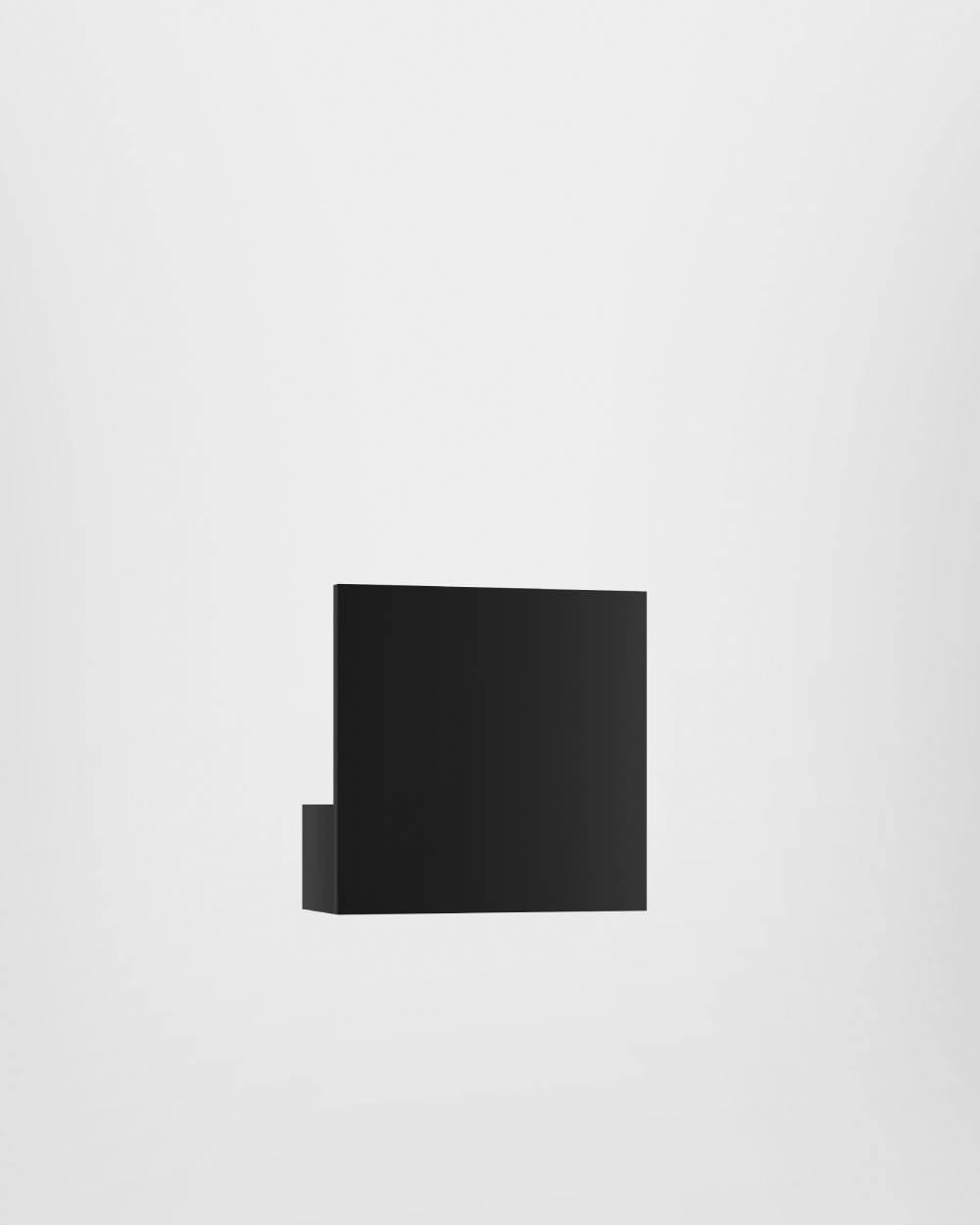 Formas esenciales de metal, cuadradas y rectangulares, que parecen desaparecer en el techo o la pared. En las lámparas Puzzle, la luz se convierte en el elemento protagonista de los espacios vitales, creando efectos suaves y geométricos.

Las líneas