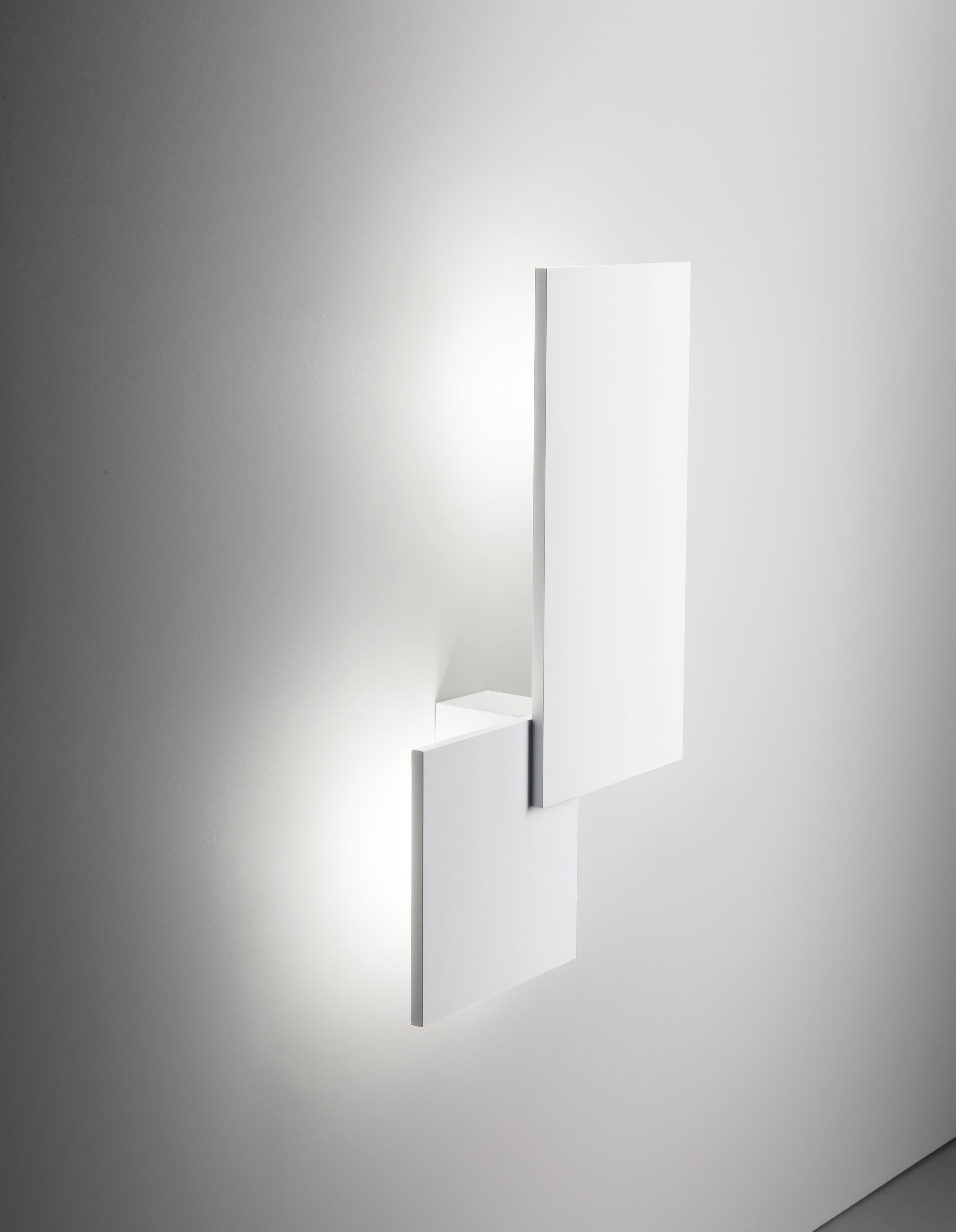 Essential forms in metal, square and rectangular, which seem to disappear in the ceiling or wall. In Puzzle lamps, light becomes the feature element of living spaces, creating soft, geometric effects.

Clean and geometric lines merge with the walls