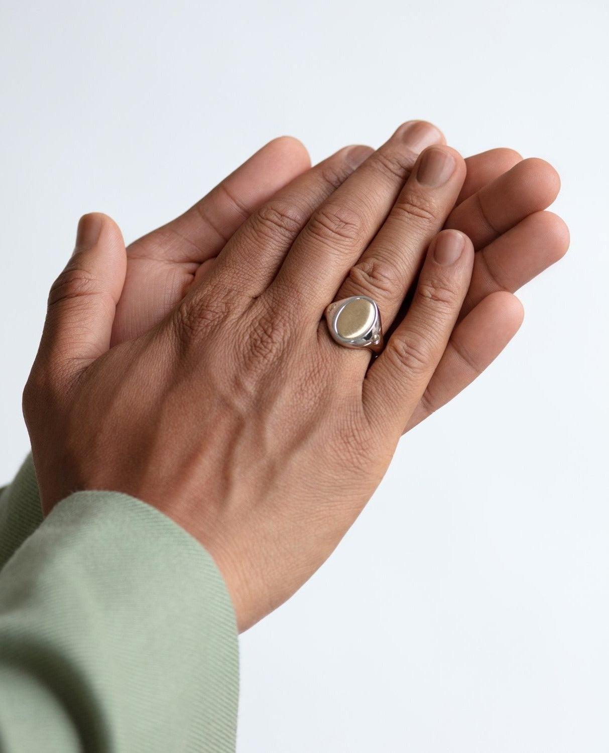 Der atemberaubende zweifarbige Goldring LODESTAR ist der Siegelring von Rockford. Der LODESTAR kann als Fingerring, als religiöses Schmuckstück oder als einzigartiger Designer-Modering getragen werden. Versandfertige Ringe sind vorproduzierte,