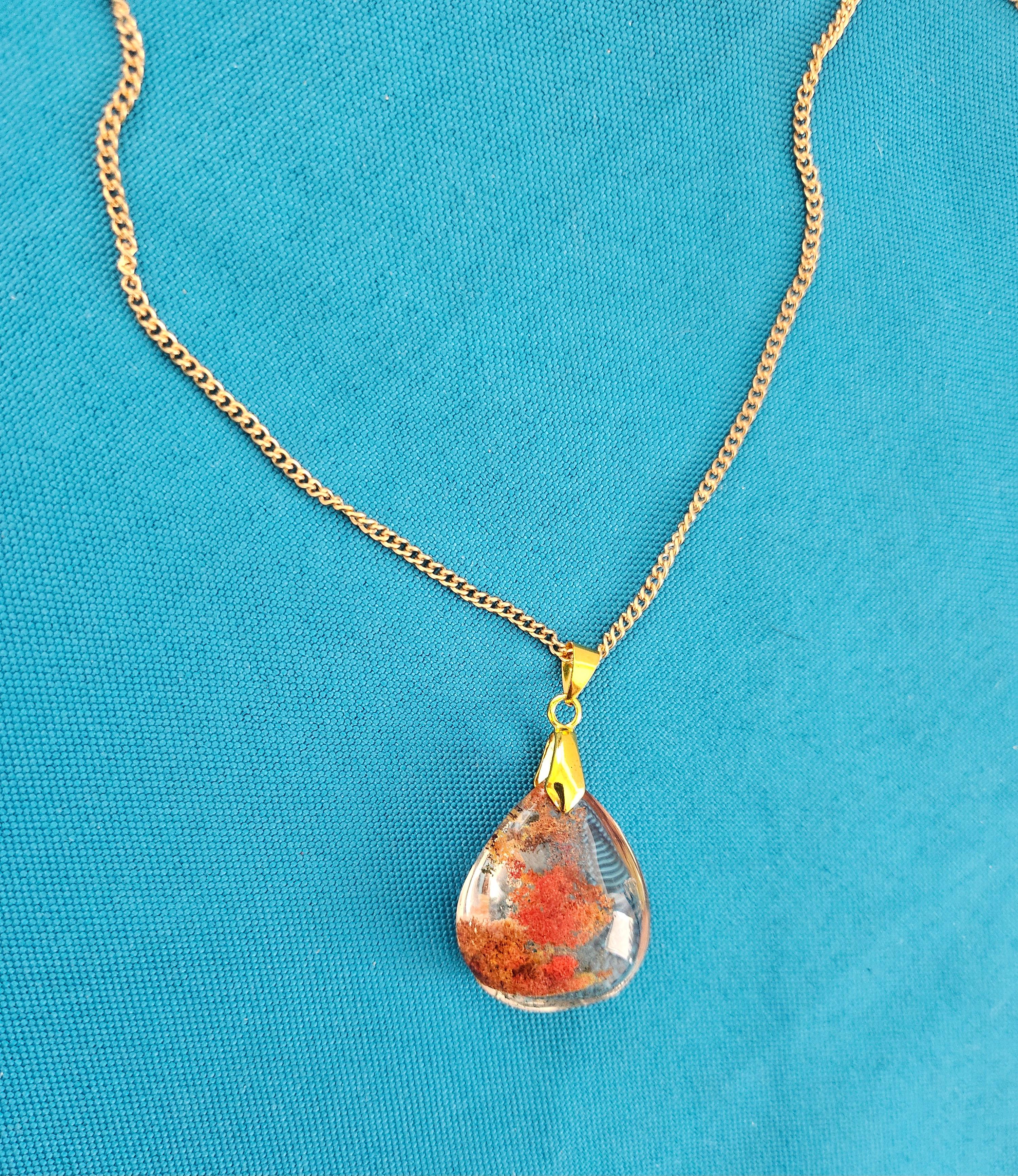 Collier à pendentifs en cristal de Lodolite / Quartz de jardin, rouge, orange, jaune, vert en vente 5