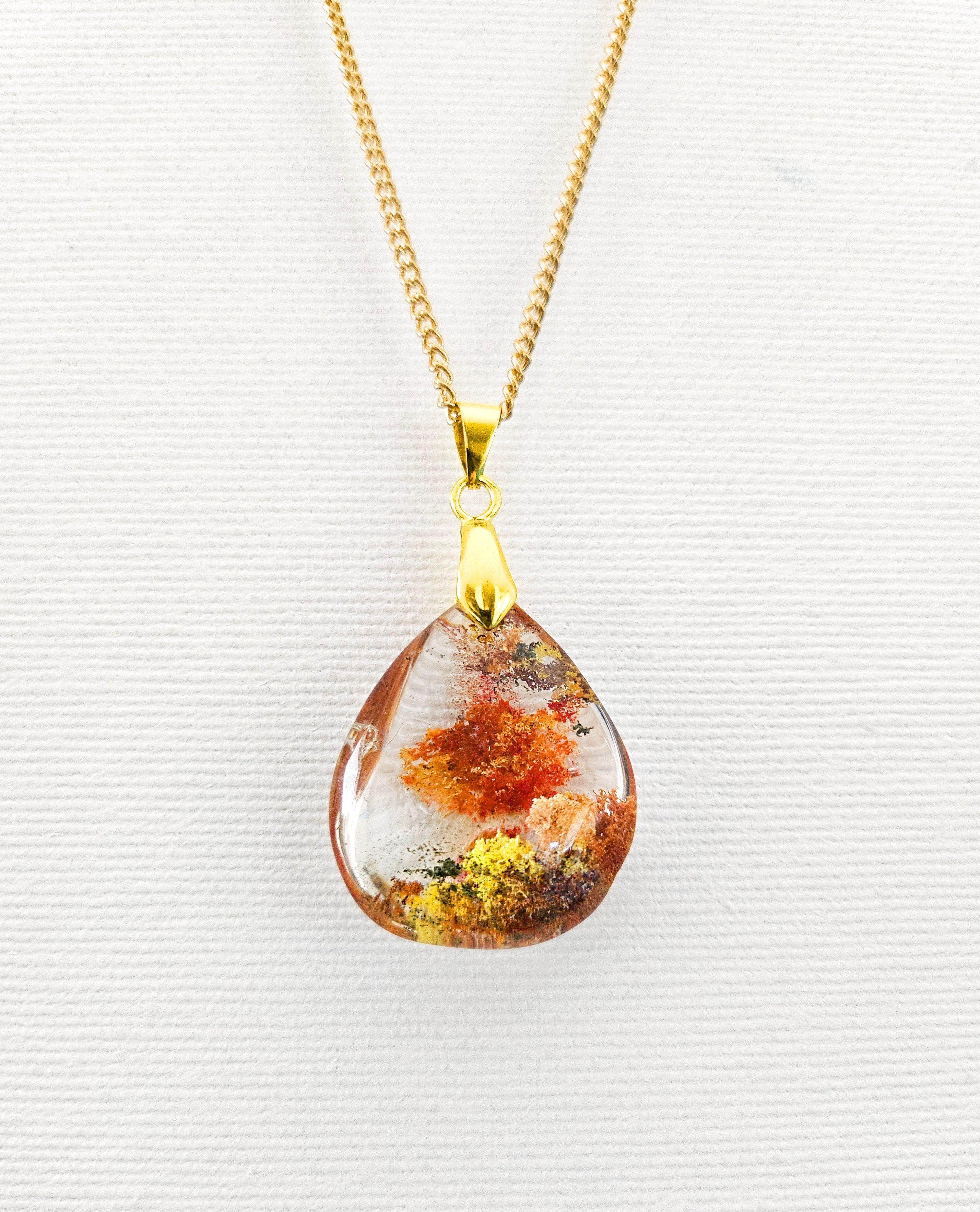 Mid-Century Modern Collier à pendentifs en cristal de Lodolite / Quartz de jardin, rouge, orange, jaune, vert en vente