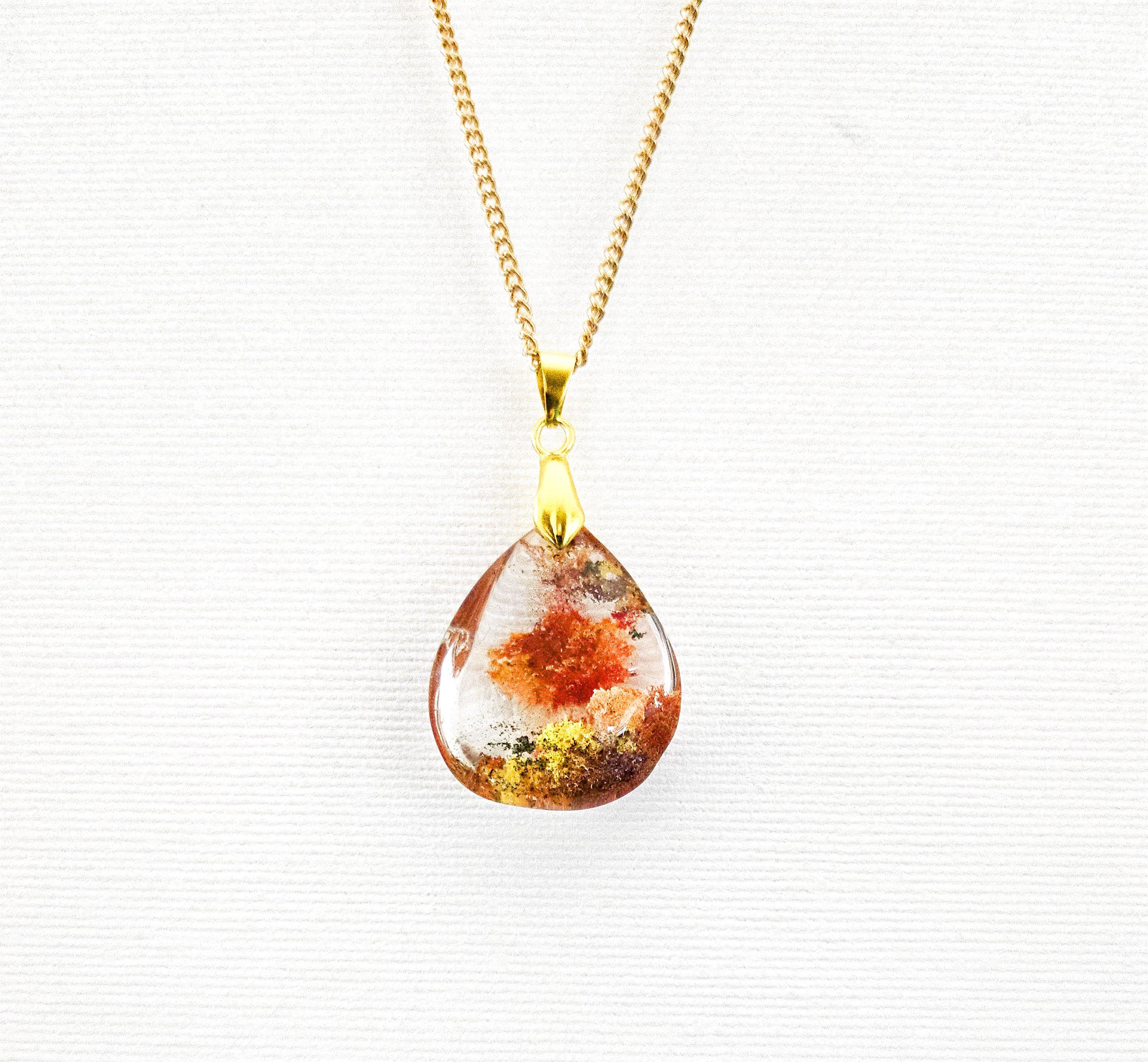 Inconnu Collier à pendentifs en cristal de Lodolite / Quartz de jardin, rouge, orange, jaune, vert en vente