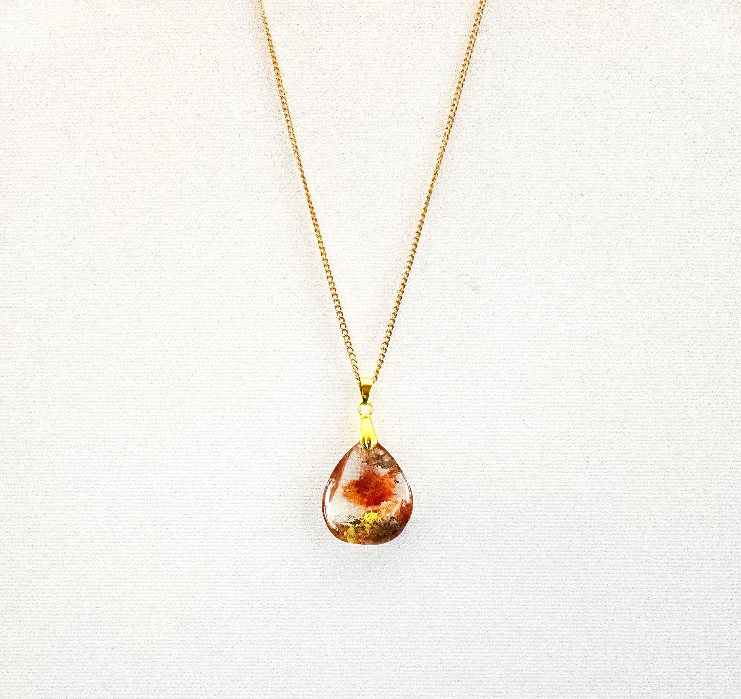 Autre Collier à pendentifs en cristal de Lodolite / Quartz de jardin, rouge, orange, jaune, vert en vente