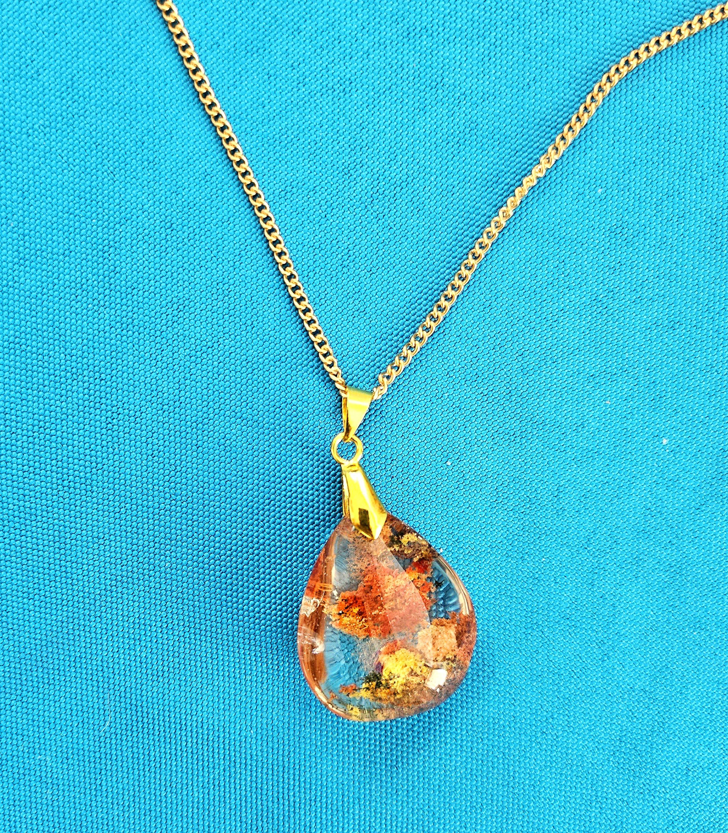 20ième siècle Collier à pendentifs en cristal de Lodolite / Quartz de jardin, rouge, orange, jaune, vert en vente