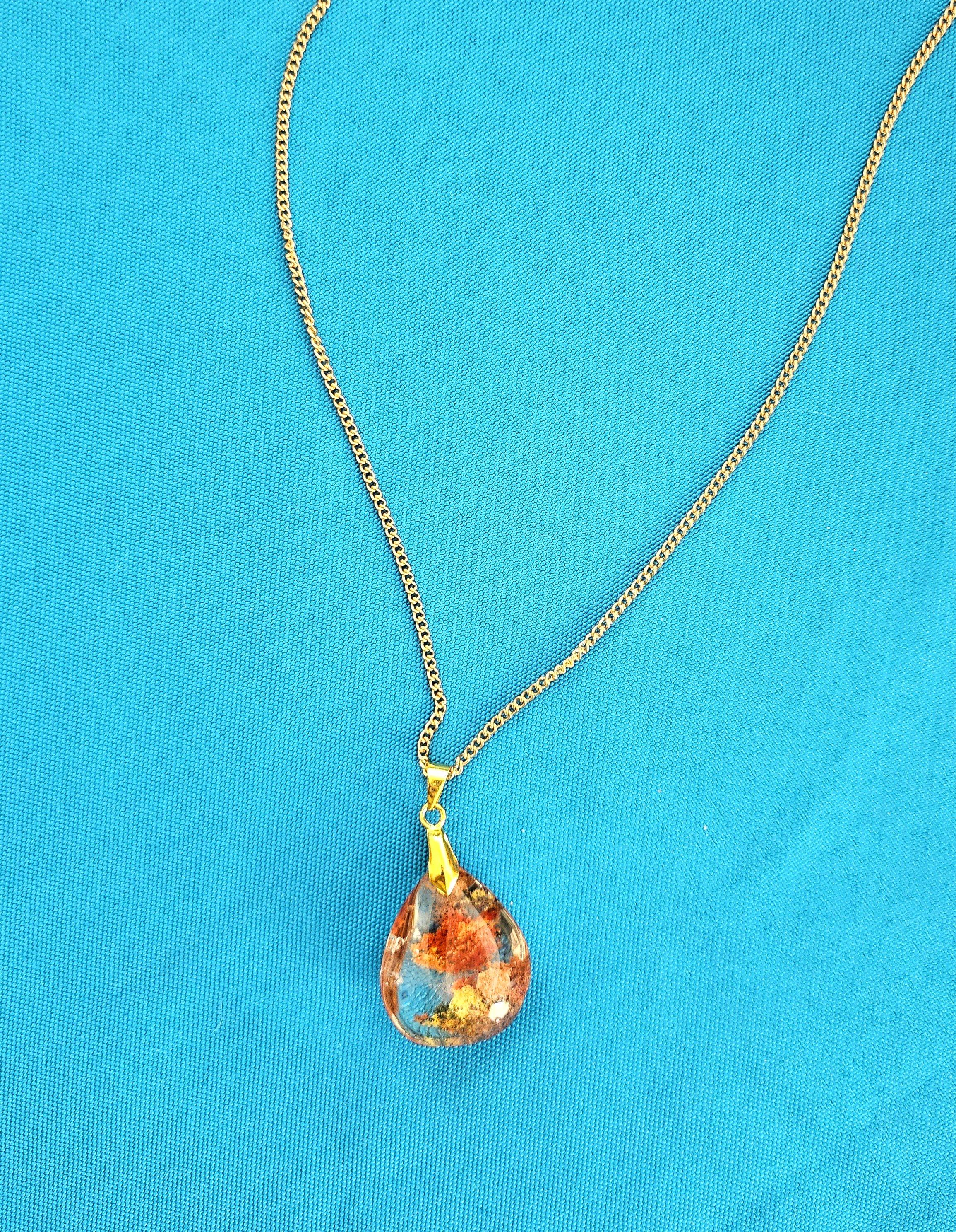 Collier à pendentifs en cristal de Lodolite / Quartz de jardin, rouge, orange, jaune, vert en vente 2