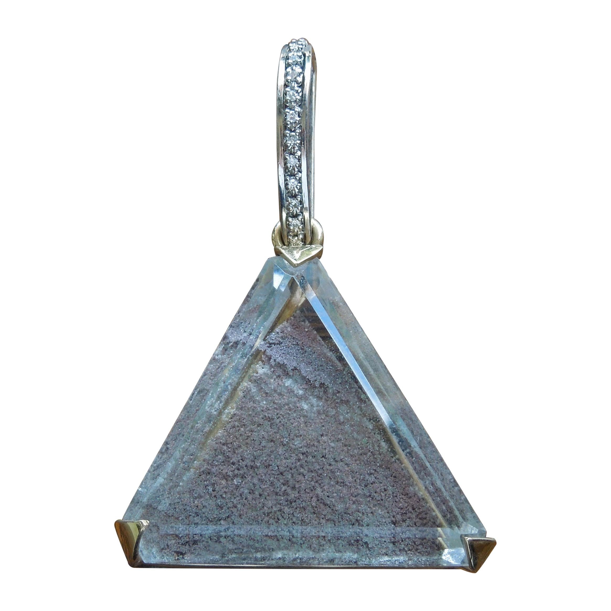Amulette pyramide en lodolite 14 carats 