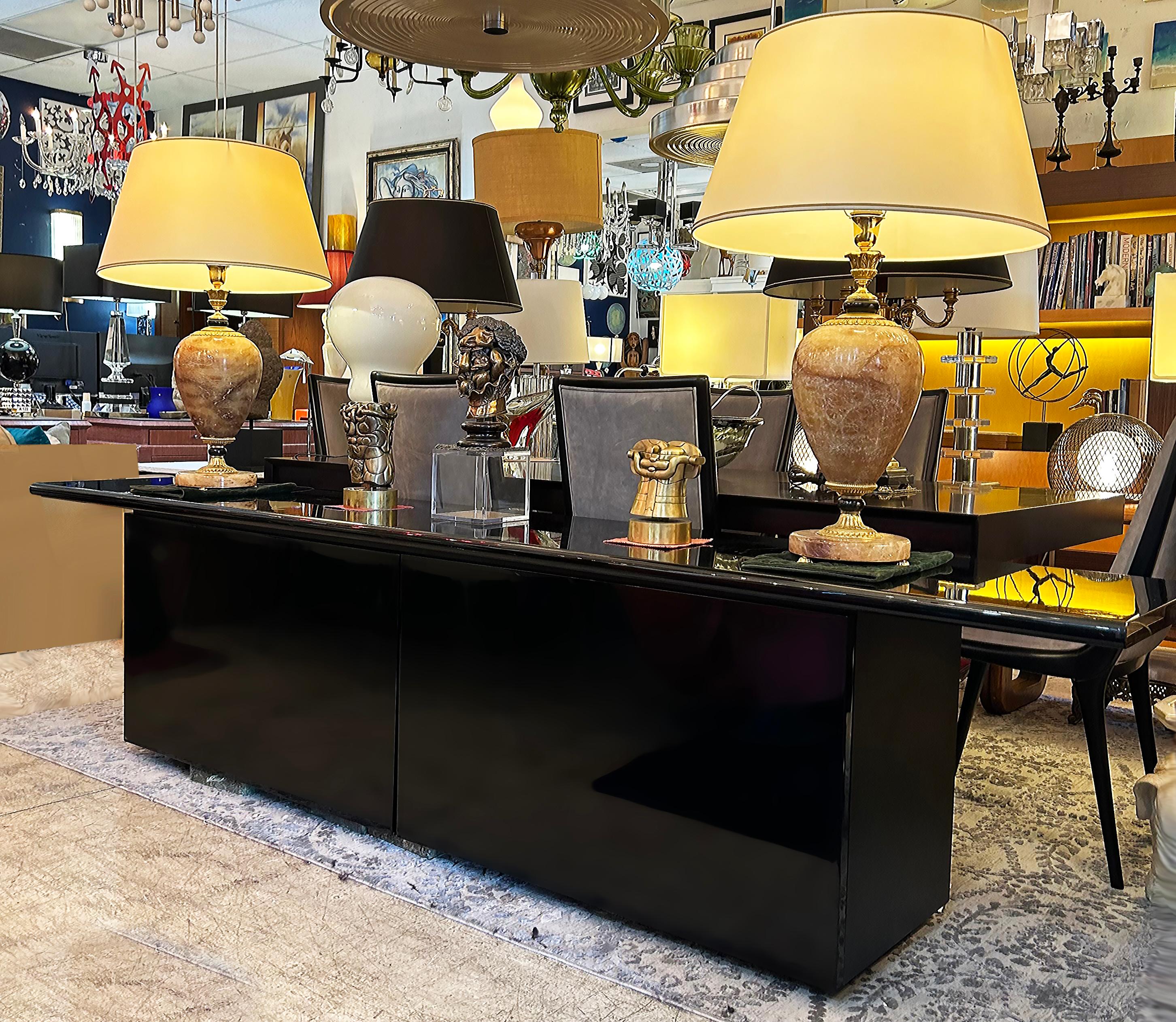 Lodovico Acerbis, Giotto Stoppino Credenza Sheraton en lacado negro brillante 

Se ofrece a la venta un aparador Lodovico Acerbis and Giotto Stoppino Sheraton lacado en negro brillante con dos puertas que se deslizan y giran para abrirse y dejar ver