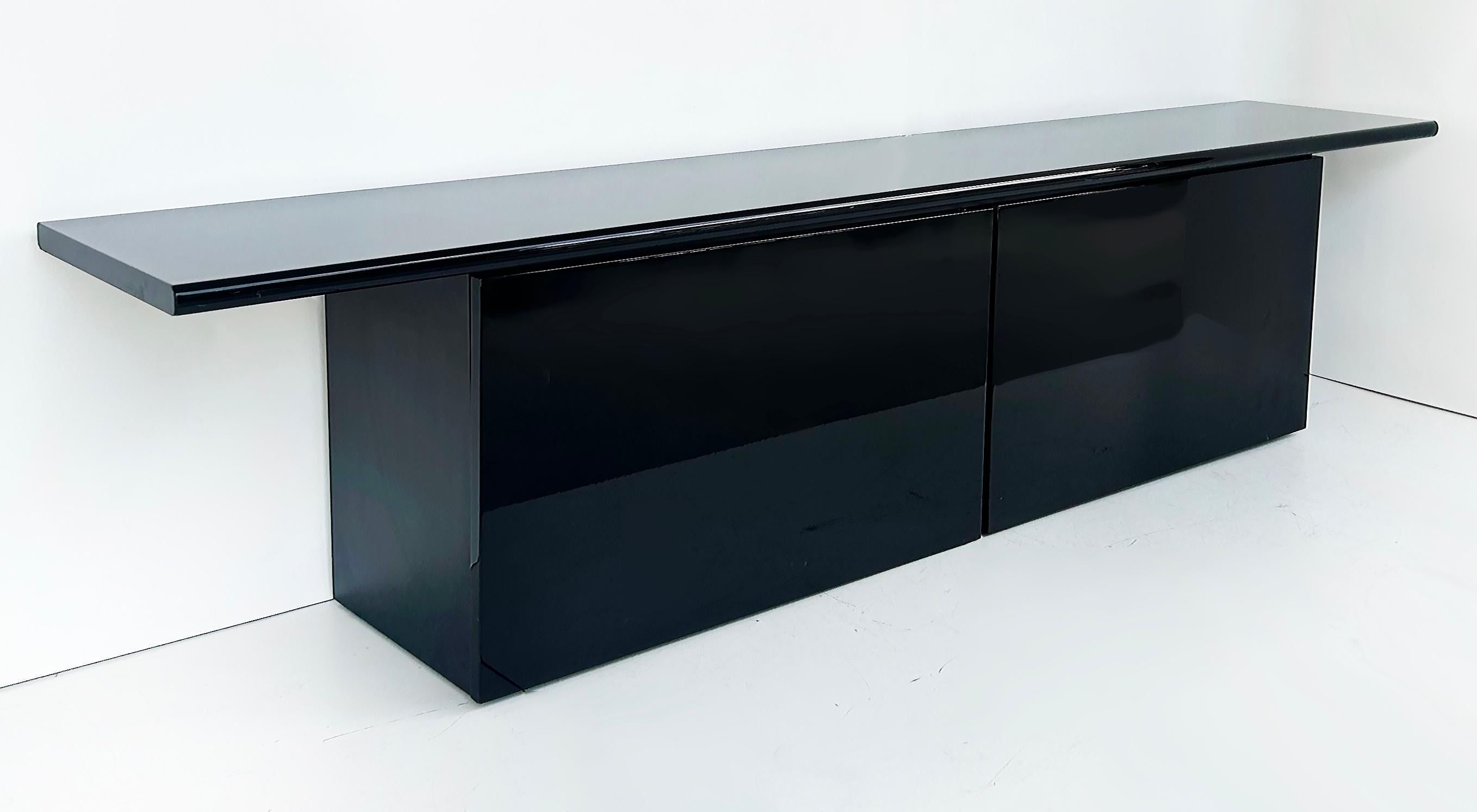 Lodovico Acerbis, Giotto Stoppino Credenza Sheraton en lacado negro brillante siglo XX en venta