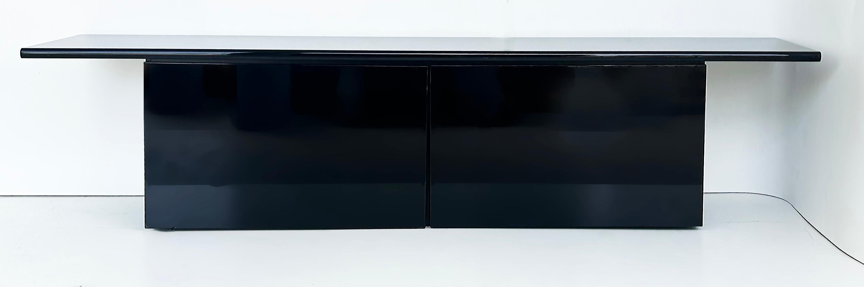 Lodovico Acerbis, Giotto Stoppino Credenza Sheraton en lacado negro brillante Madera en venta