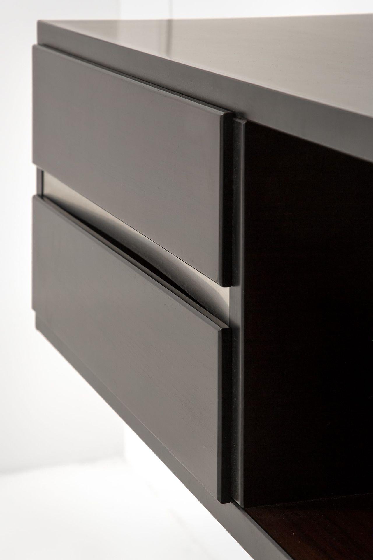 Seltene Wandkonsole aus der Kollektion Parioli, die von Lodovico Acerbis entworfen und von Acerbis in den 1970er Jahren hergestellt wurde. Dieses Stück verkörpert den raffinierten Minimalismus der italienischen Moderne, bei dem die Möbel sowohl als