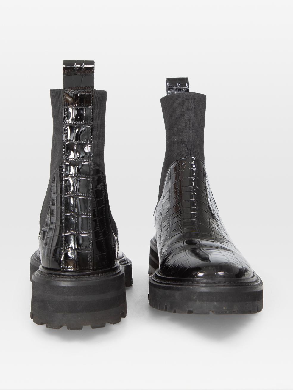 El ESTADO es Muy bueno. Se aprecia un desgaste mínimo en las botas. Desgaste mínimo en la lengüeta de la parte posterior de ambos zapatos tiene algunas abrasiones leves en este artículo usado de reventa del diseñador Loeffler Randall.
 

 

 

