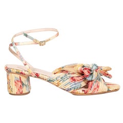 Loeffler Randall plissierte Sandalen mit Blumenmuster, Größe US 8