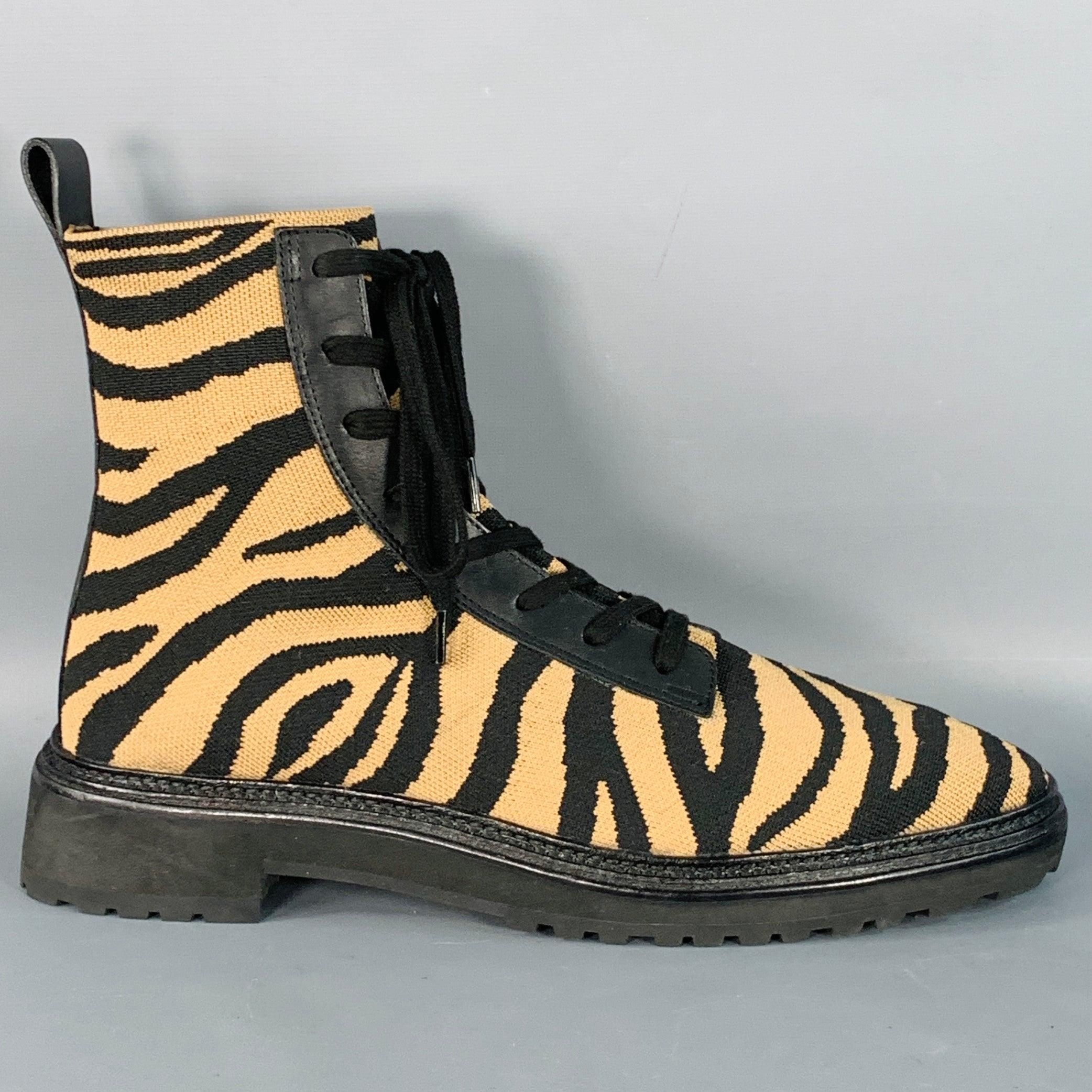 Stivali Loeffler Randall
in maglia nera e marrone con stampa di una tigre, suola in gomma con battistrada e chiusura con lacci.Ottime condizioni di usato.  

Contrassegnato:   12 

Misure: 
  Lunghezza: 12,25 pollici Larghezza: 4,25 pollici Altezza: